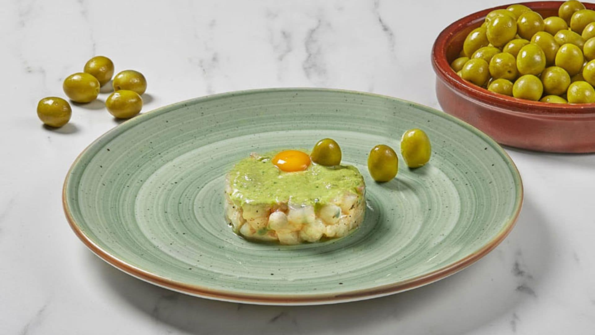 Pesto de aceituna manzanilla con tartar de gamba blanca y yema de huevo de codorniz