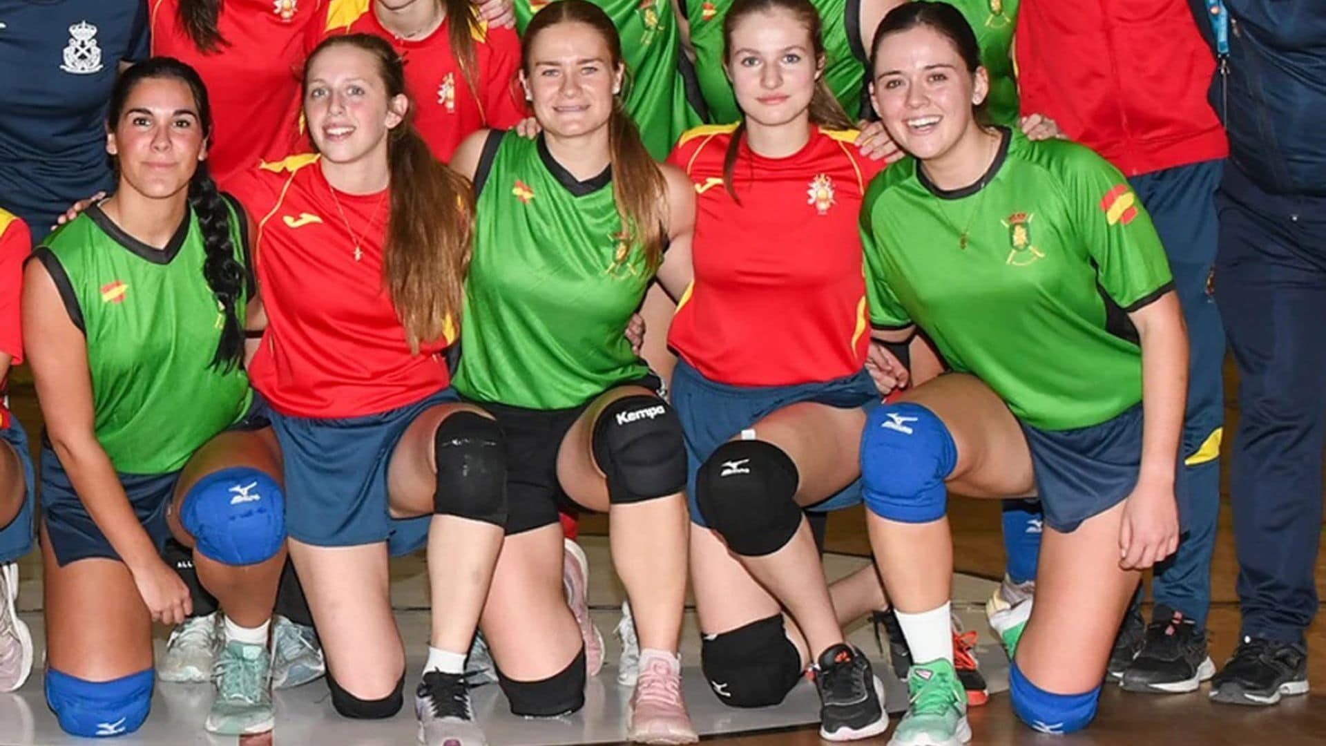 La princesa Leonor se despide de Murcia con un partido de voleibol con sus compañeras militares