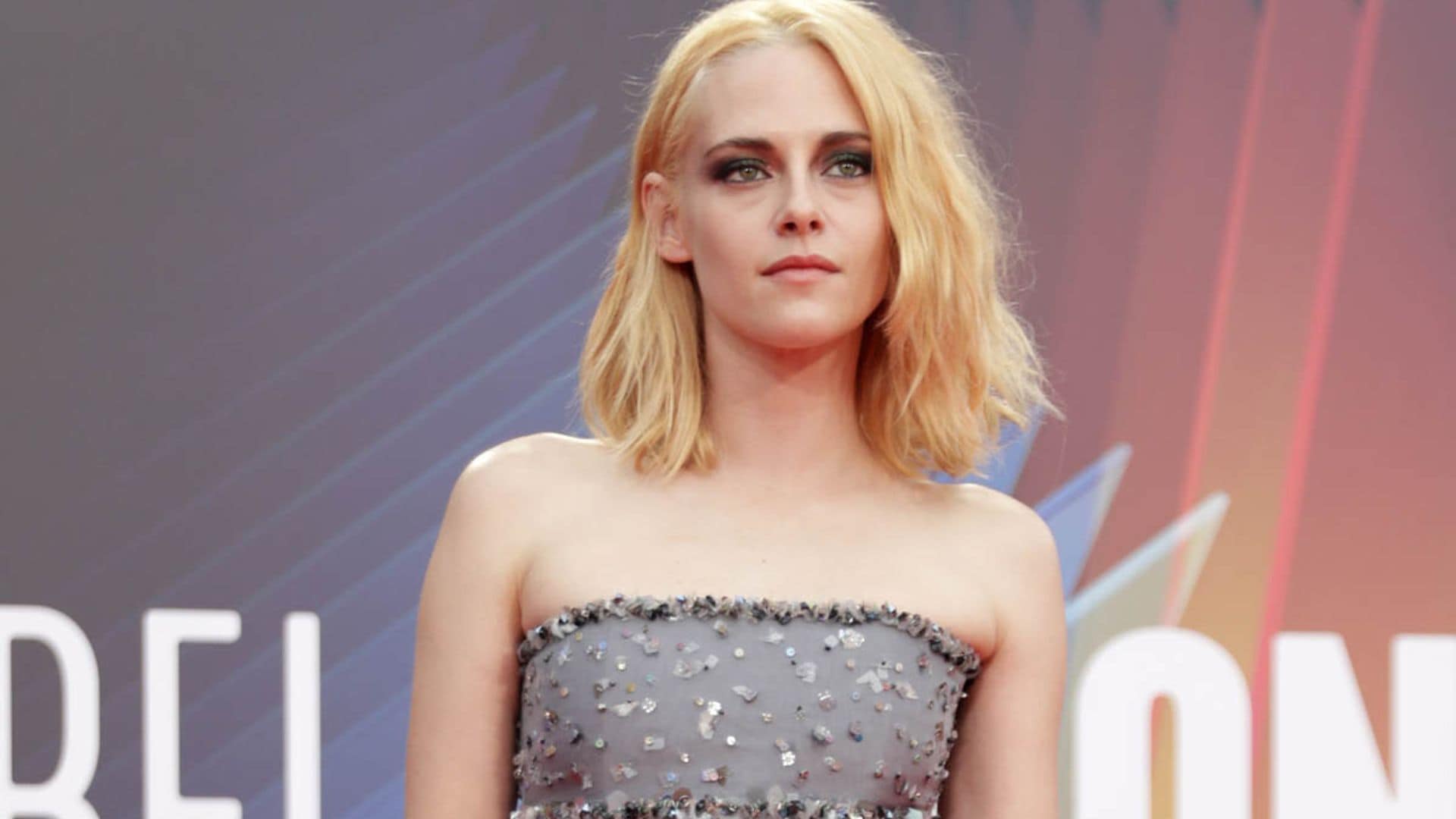 Elegante y rebelde, Kristen Stewart cautiva en el estreno de su película sobre Diana de Gales