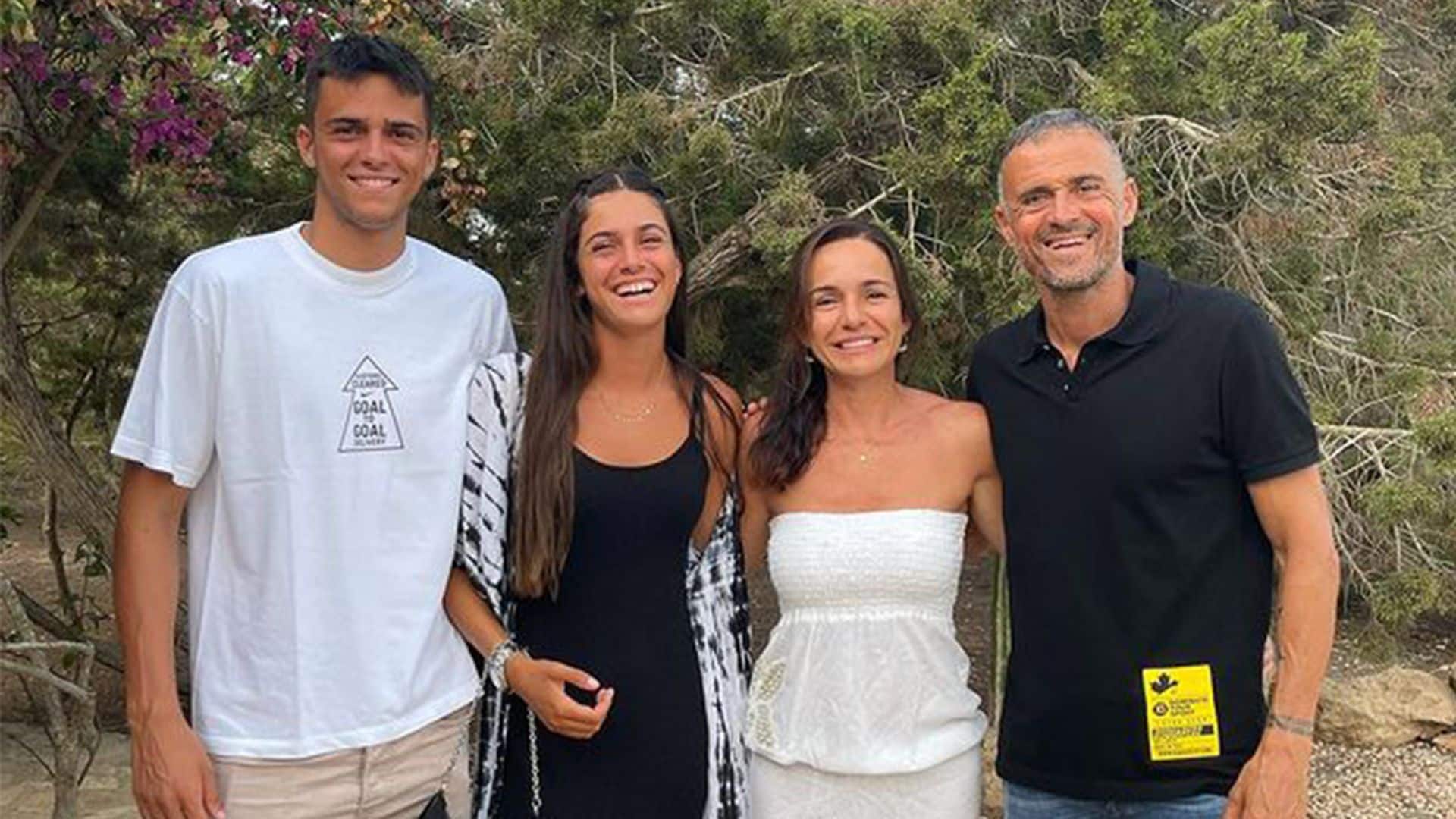 Luis Enrique celebra las bodas de plata con Elena Cullel, la mujer de su vida y madre de sus tres hijos