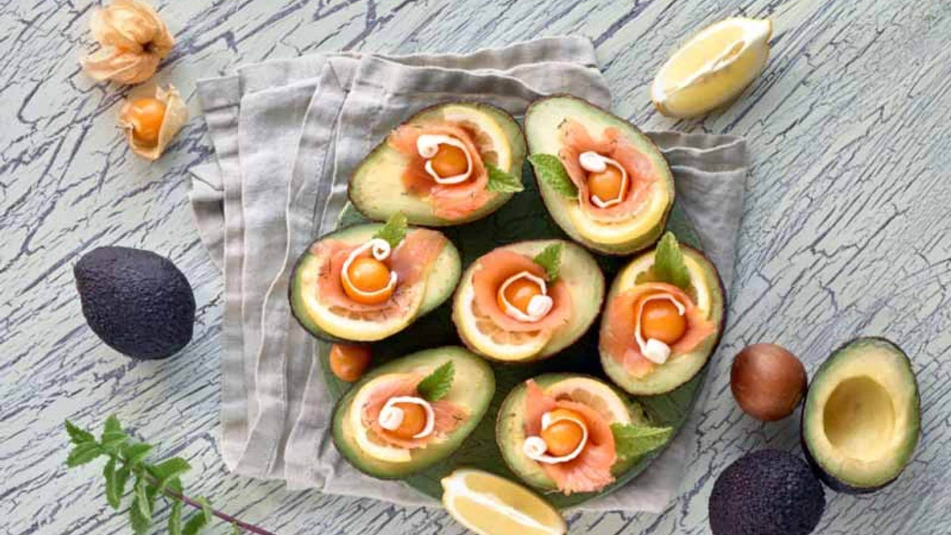 Aguacates rellenos de salmón ahumado y physalis