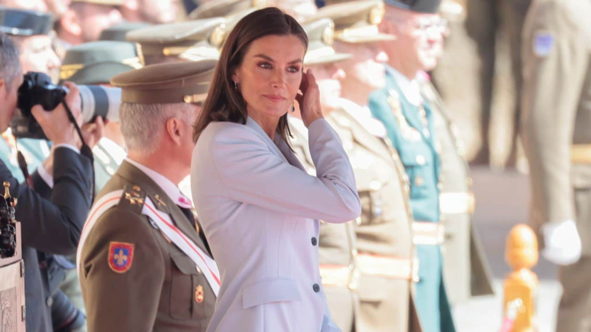 La reina Letizia, pura elegancia en Zaragoza con un nuevo traje azul cielo y pendientes de zafiros