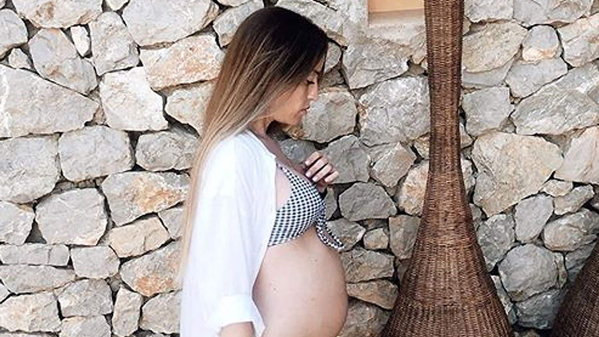 Marta Castro, una feliz 'premamá' en Ibiza con Fonsi Nieto, amigos y la cena más 'eco'