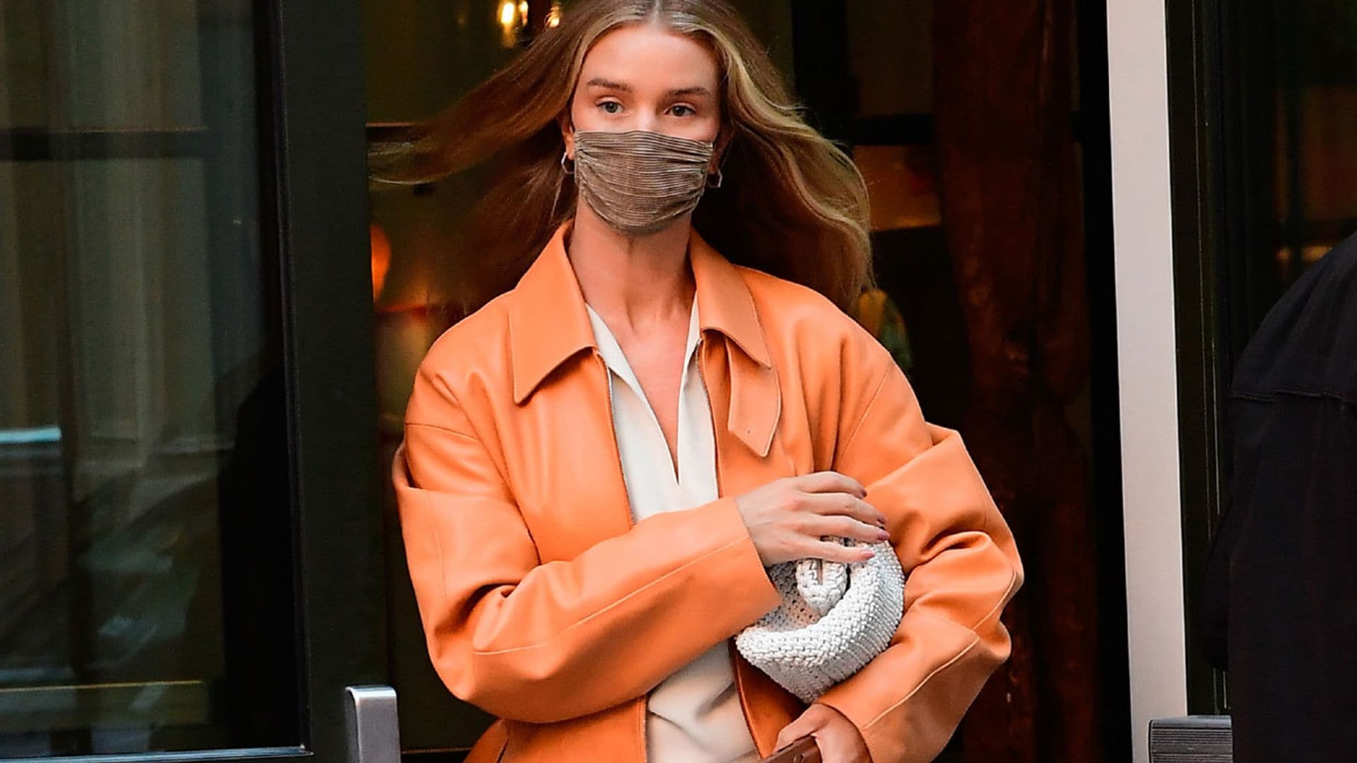 La 'masterclass' de Rosie Huntington-Whiteley: 10 looks primaverales con sandalias de tacón