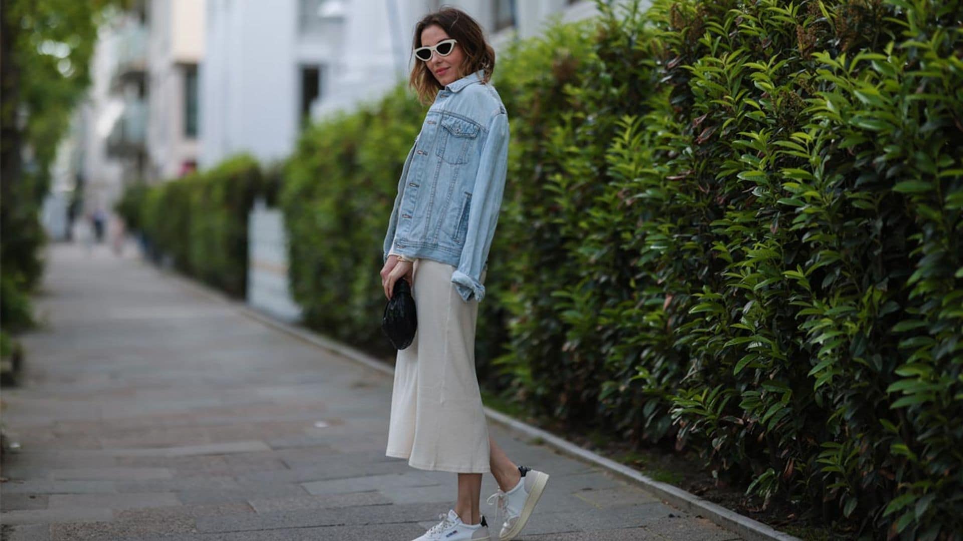 Confirmado: las zapatillas que mejor quedan con vestido son siempre blancas