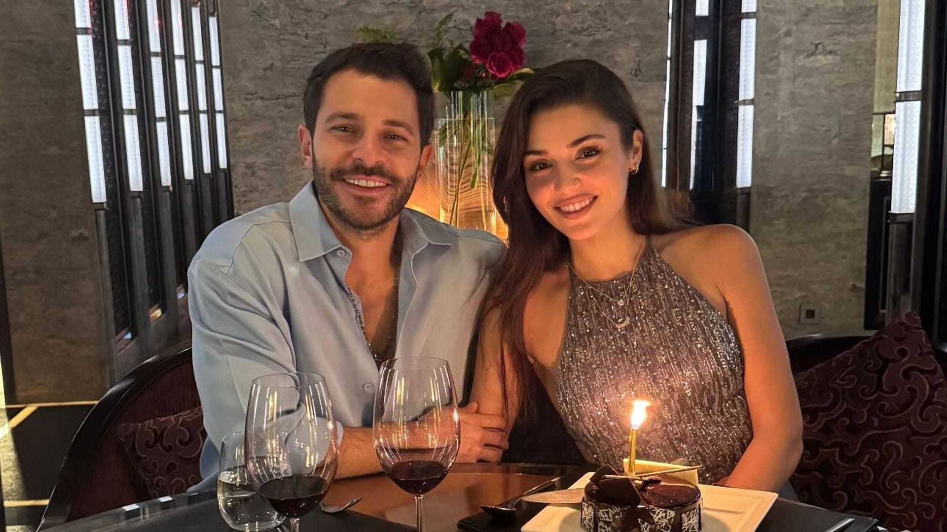 Hande Erçel celebra su cumpleaños en Egipto, enamorada y en un gran momento profesional