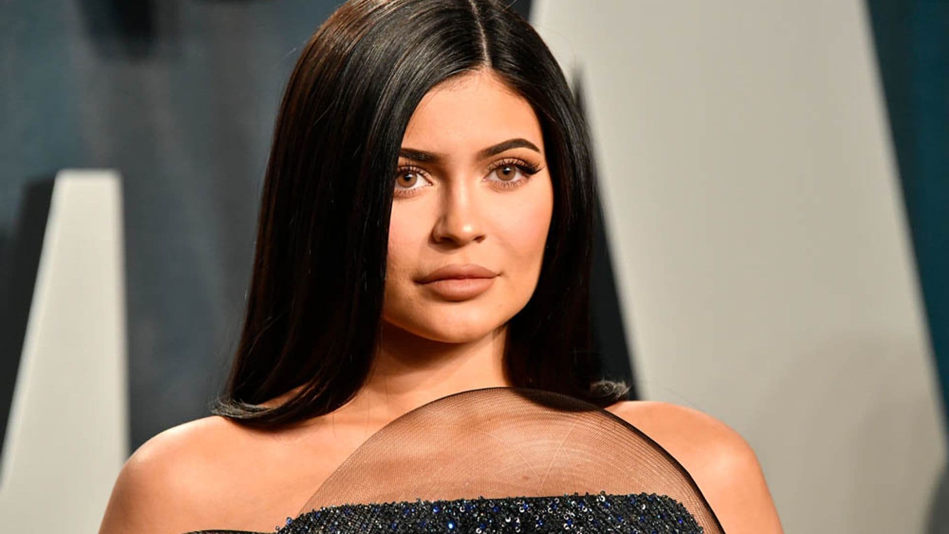 ¿A que no sabes qué hermana Kardashian acaba de arrebatar a Kylie Jenner el título de 'billonaria'?
