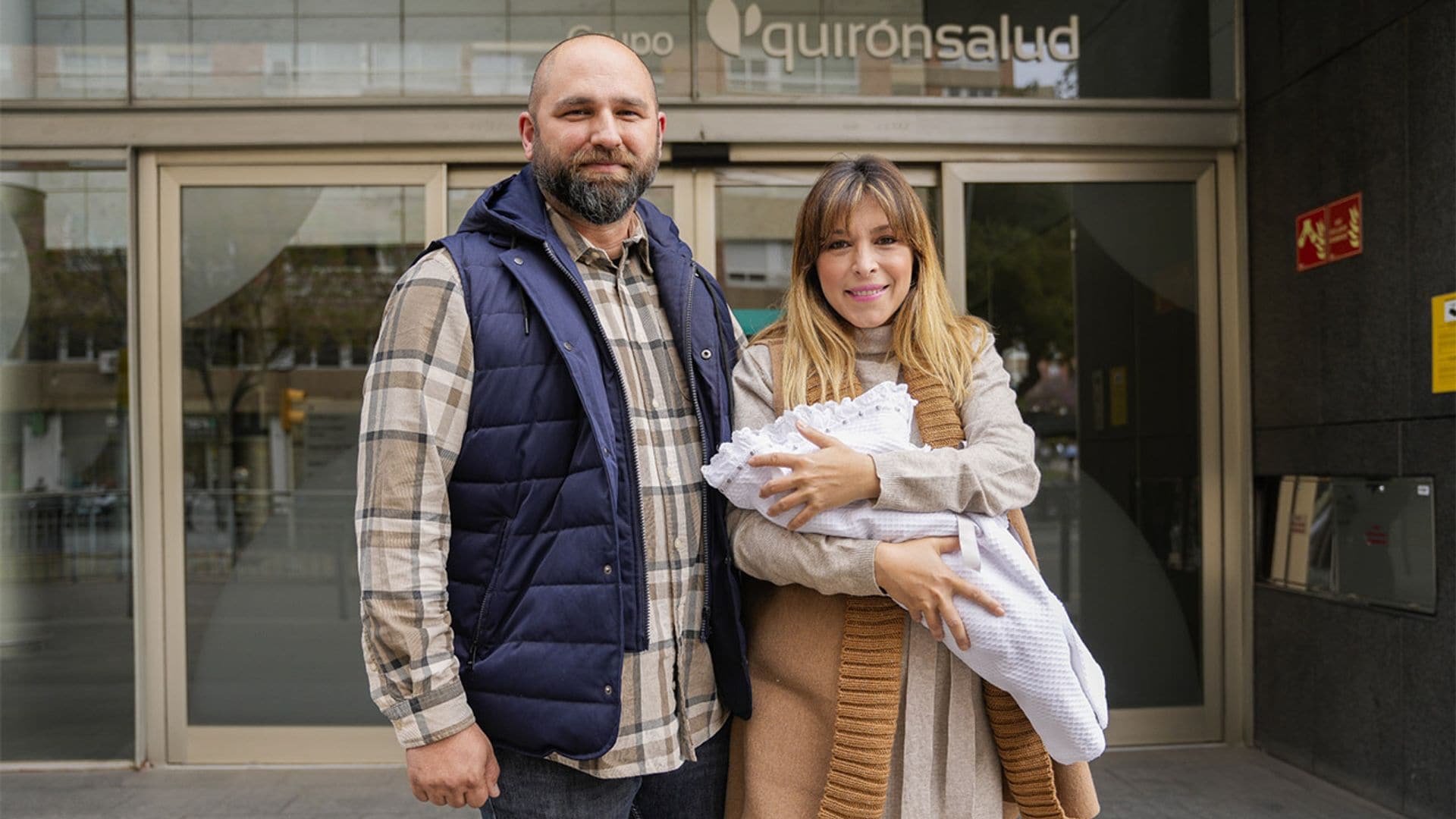 Gisela abandona el hospital con su bebé tras someterse a una operación 72 horas después de dar a luz