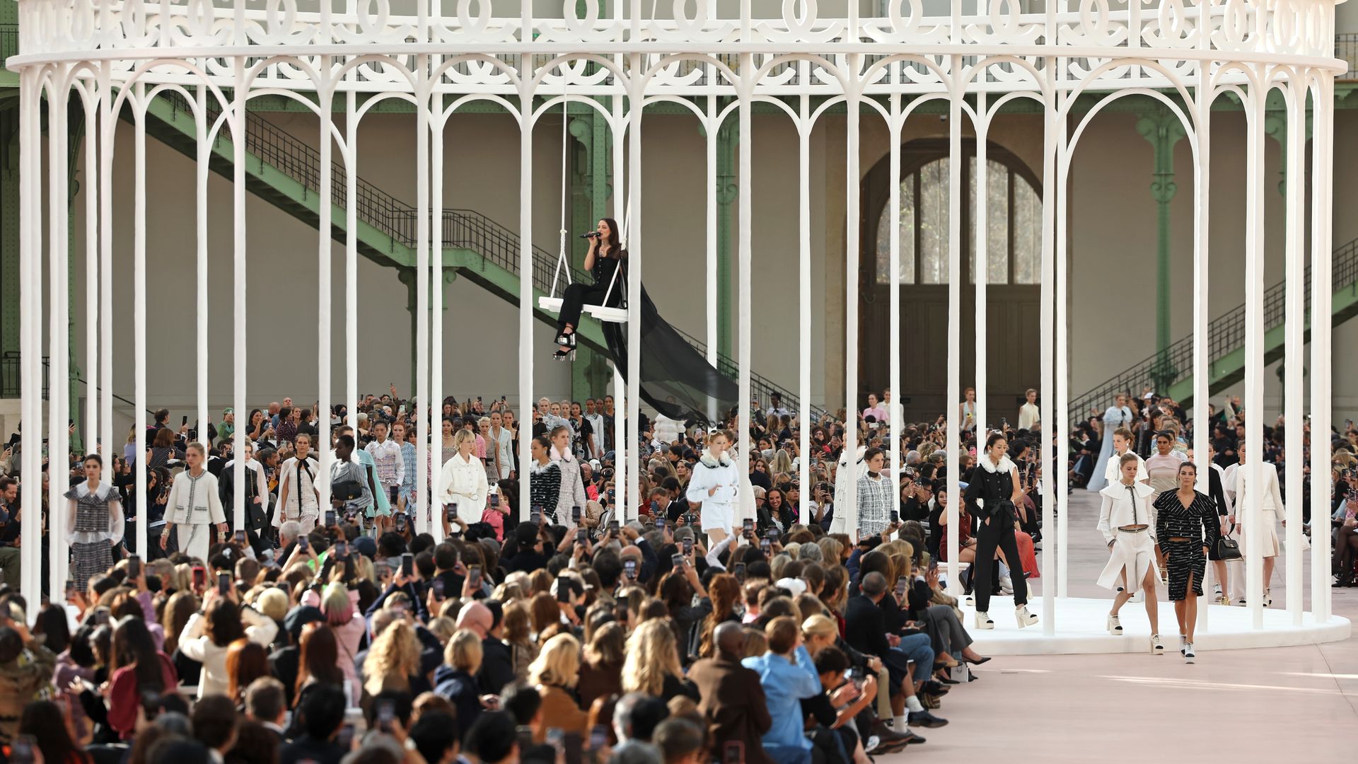 12 momentazos virales de Fashion Week vividos dentro y fuera de la pasarela