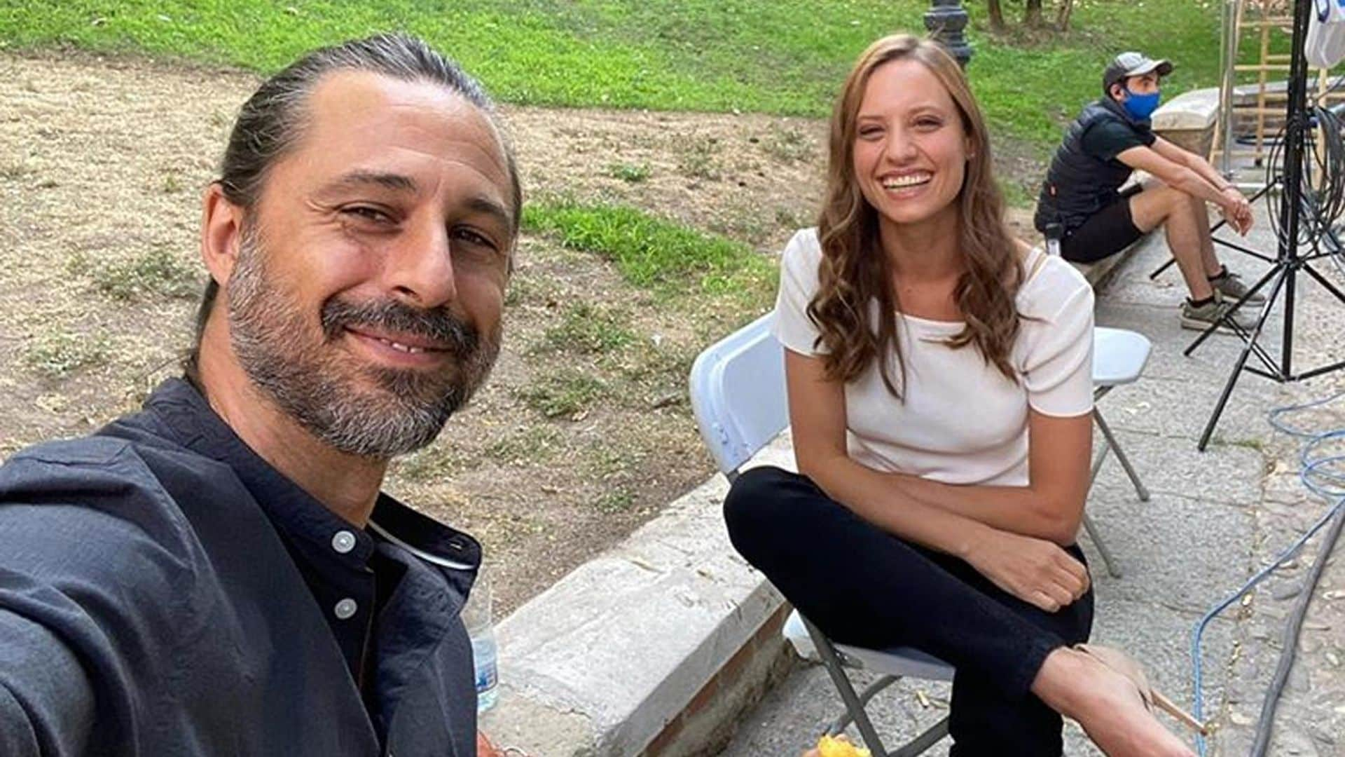 Hugo Silva y Michelle Jenner arrasan con su foto juntos en el rodaje de 'Los hombres de Paco'