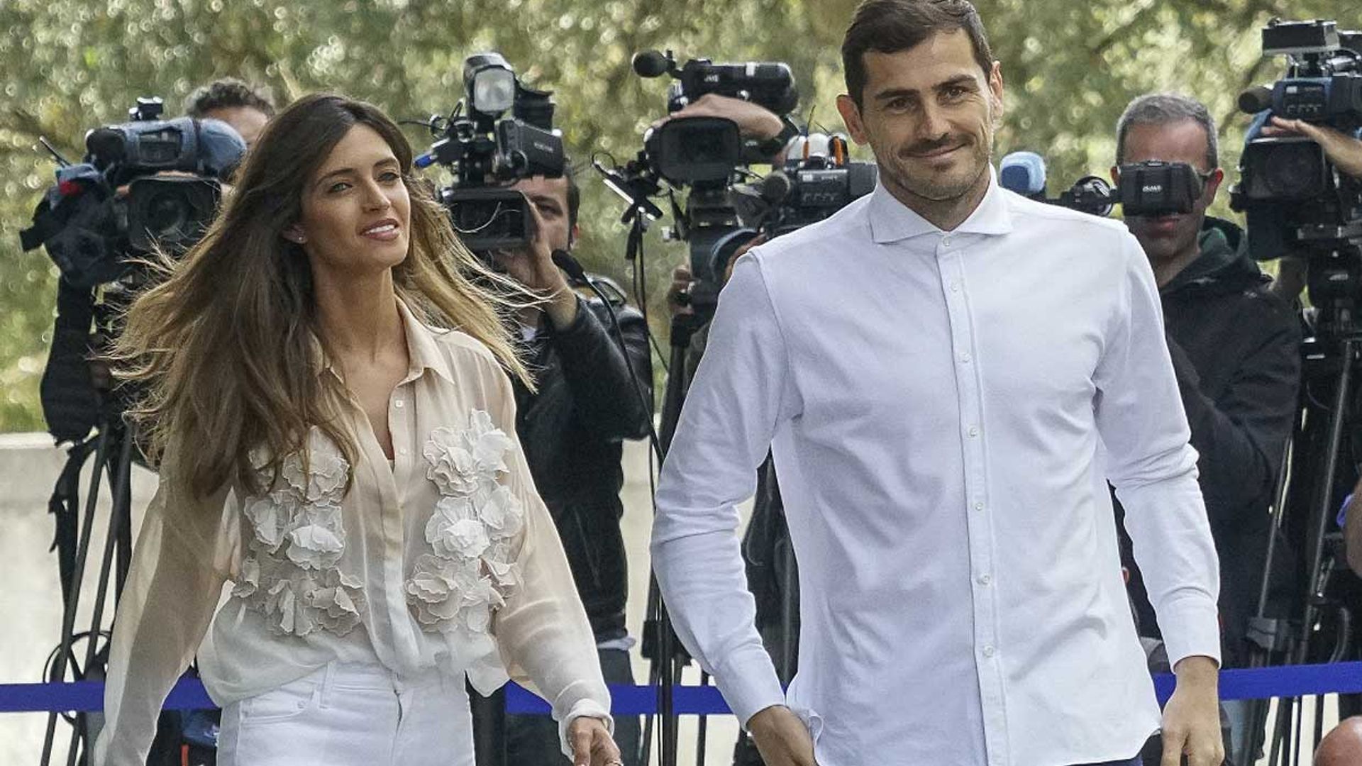 De la mano y en segundo plano, Sara Carbonero arropa a Iker Casillas a su salida del hospital