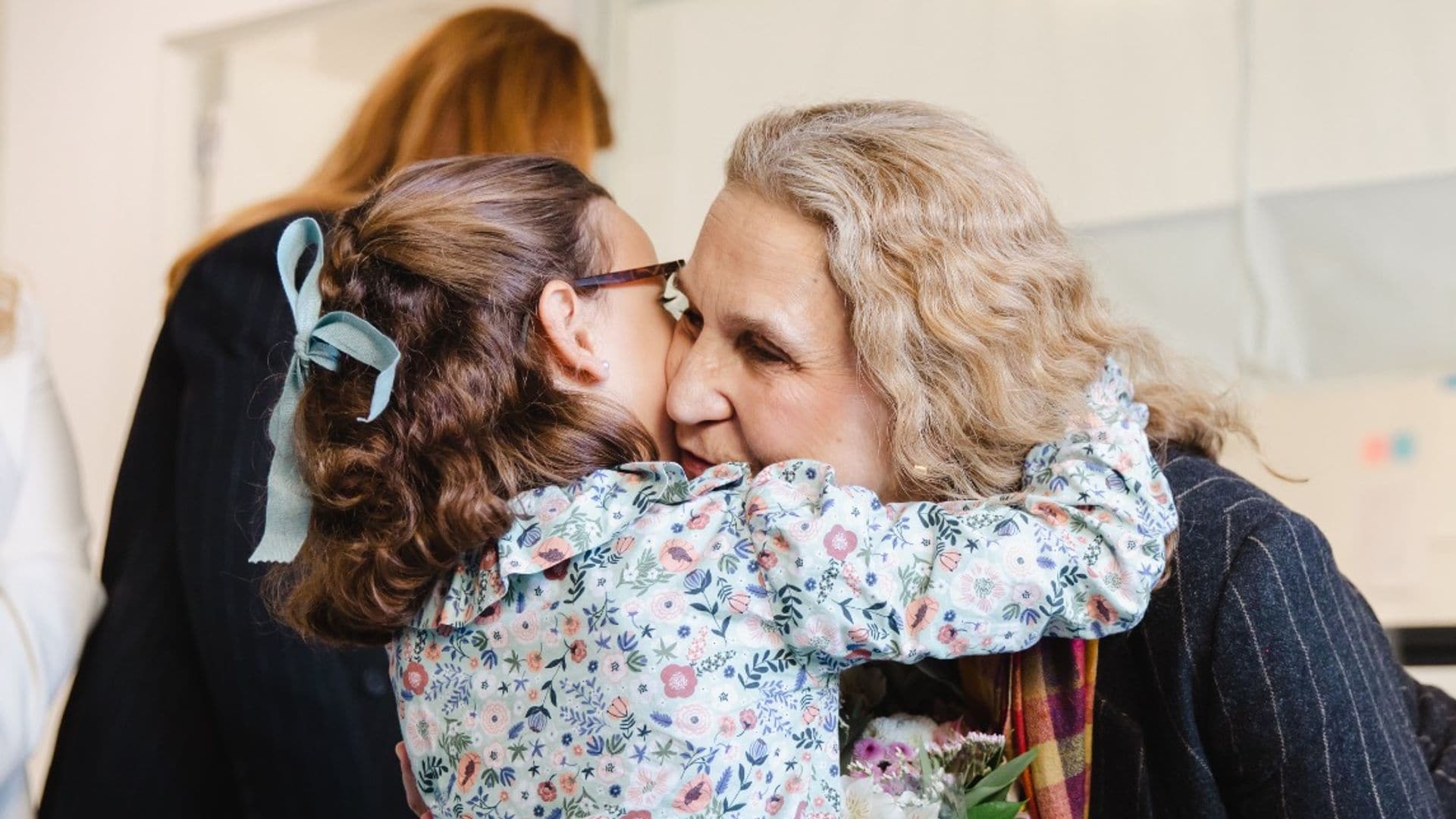 La ternura de la infanta Elena con una niña de 7 años, paciente de la fundación SyEI, especializada en terapia integral