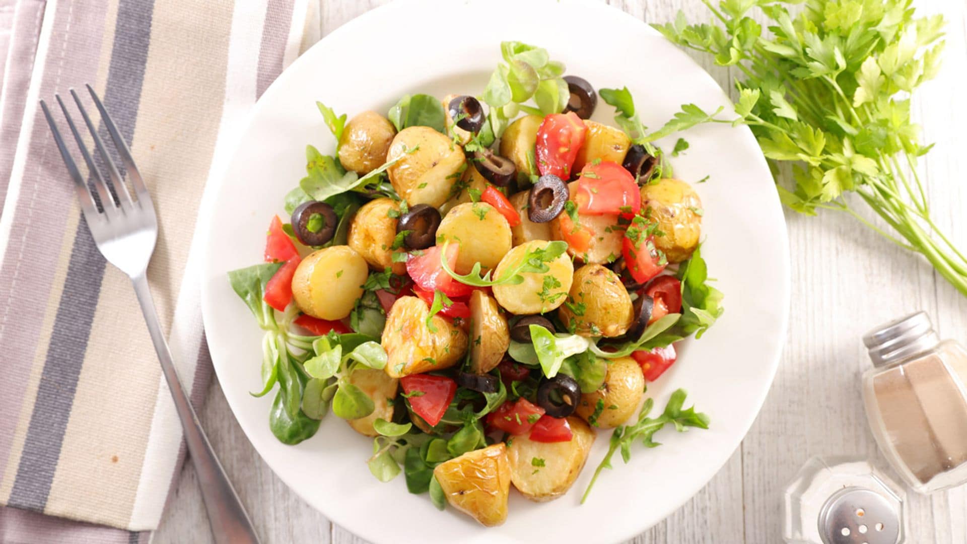 Ensalada 'exprés' de patata, tomate y aceitunas negras