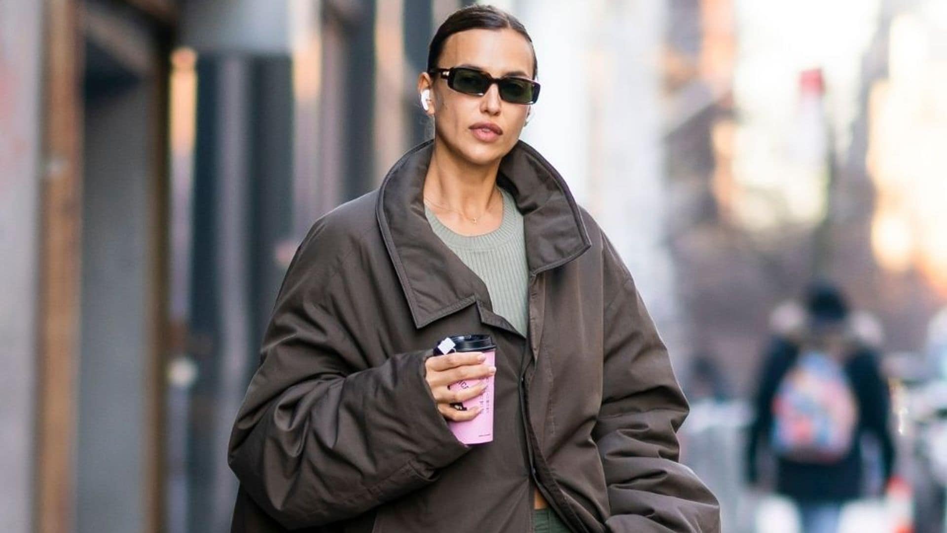 Irina Shayk estrena el calzado más polémico (y cómodo) de la temporada: ¿te atreves con él?