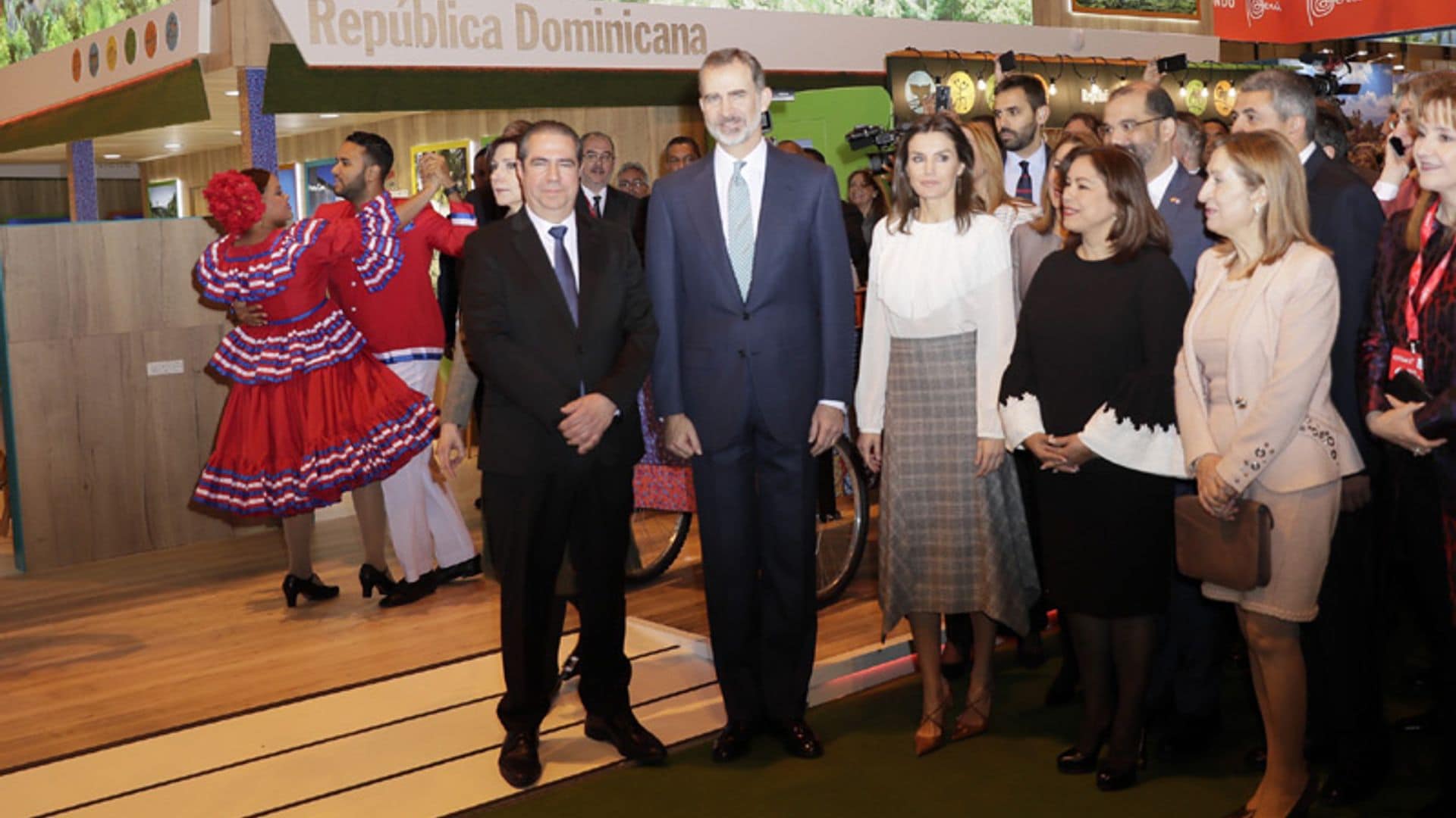 La 'vuelta al mundo' de los reyes Felipe y Letizia en la inauguración de Fitur