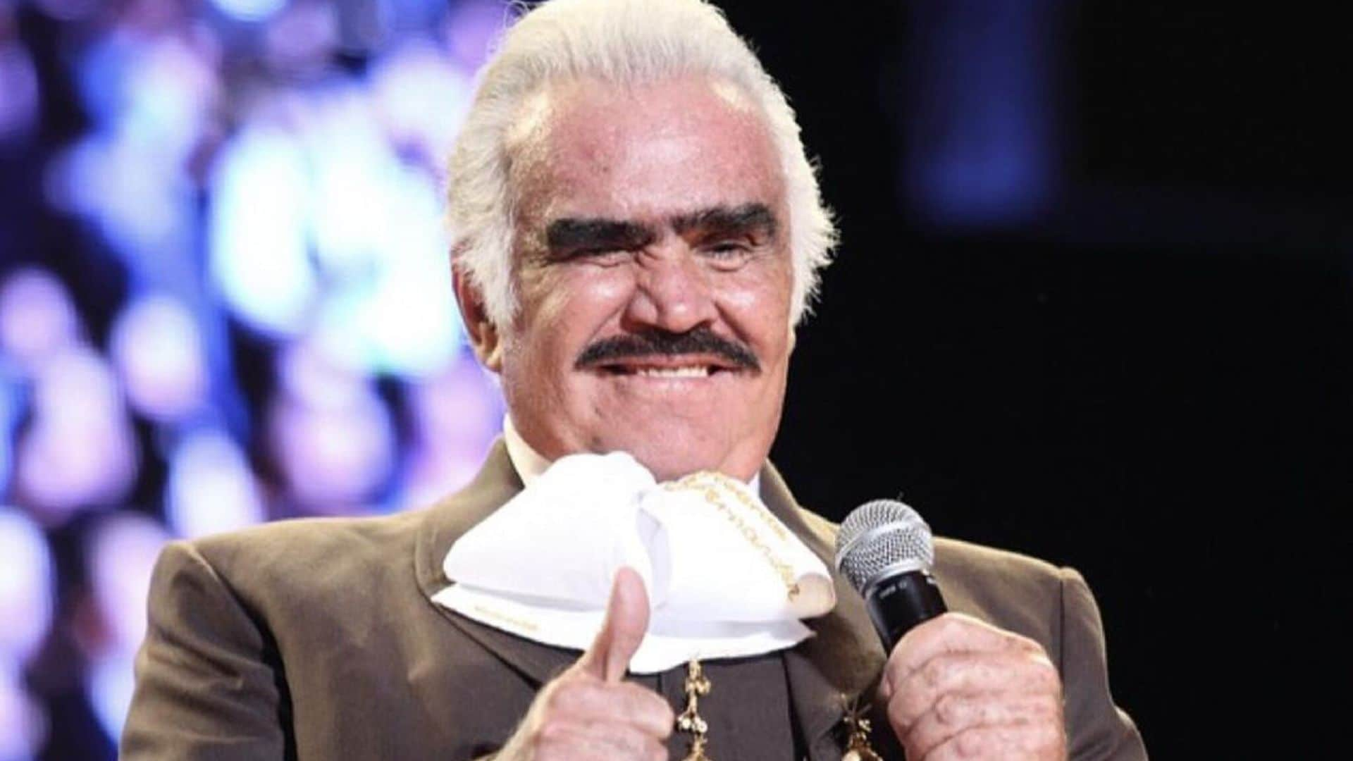 Alejandro Fernández y su mamá, Doña Cuquita, felices por la mejora de Vicente Fernández