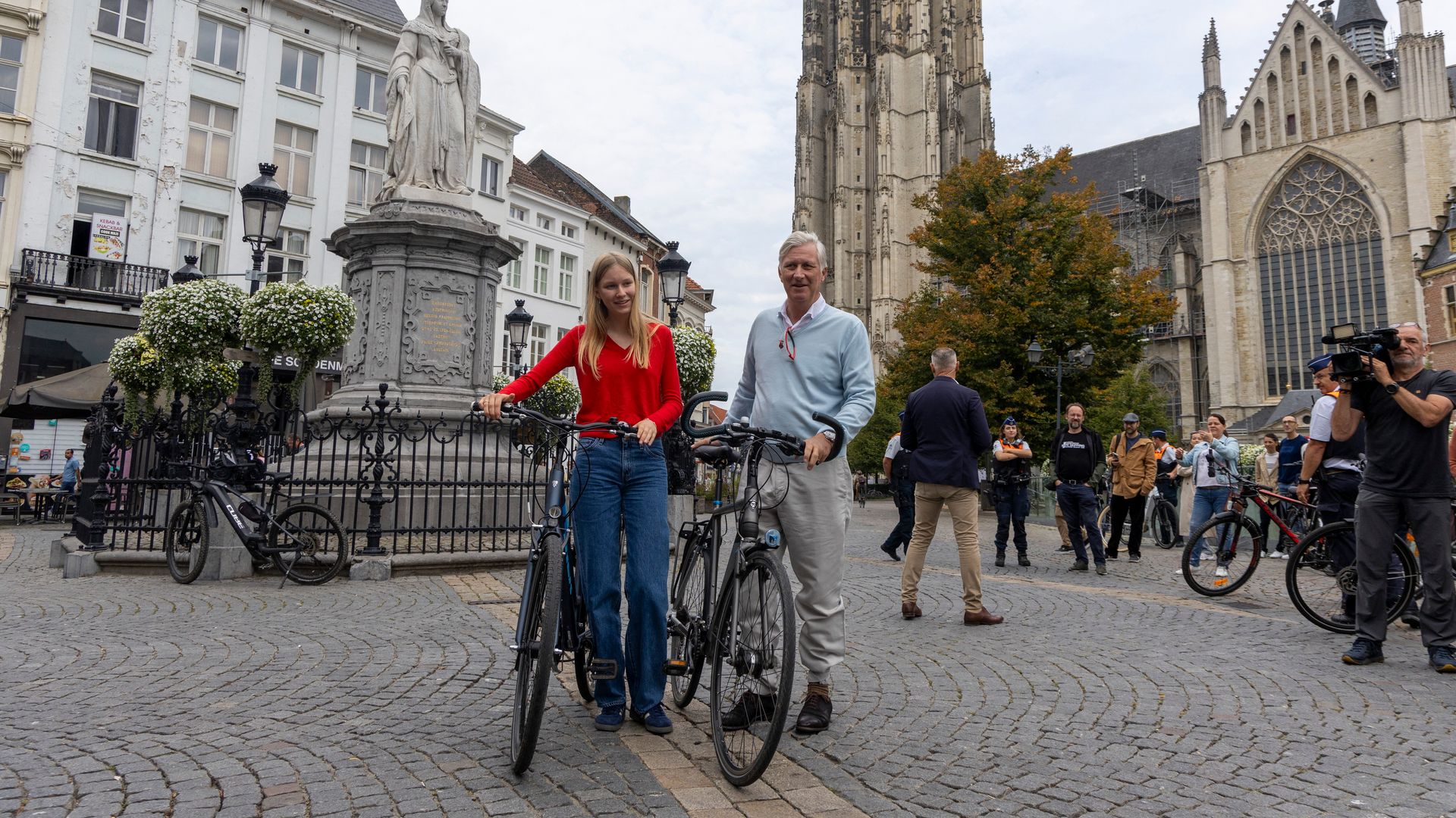 Felipe de Bélgica se apoya en su hija pequeña, la princesa Eléonore, en su apuesta por la movilidad sostenible