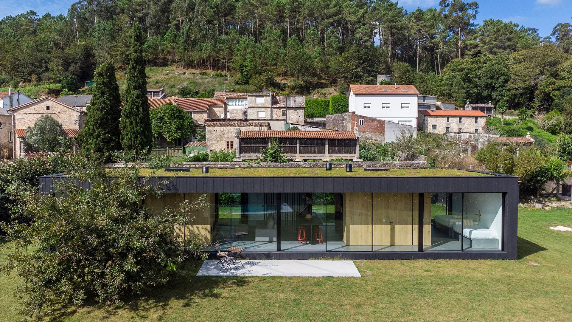 Un refugio en plena naturaleza gallega: una segunda vivienda que conecta tradición y diseño moderno