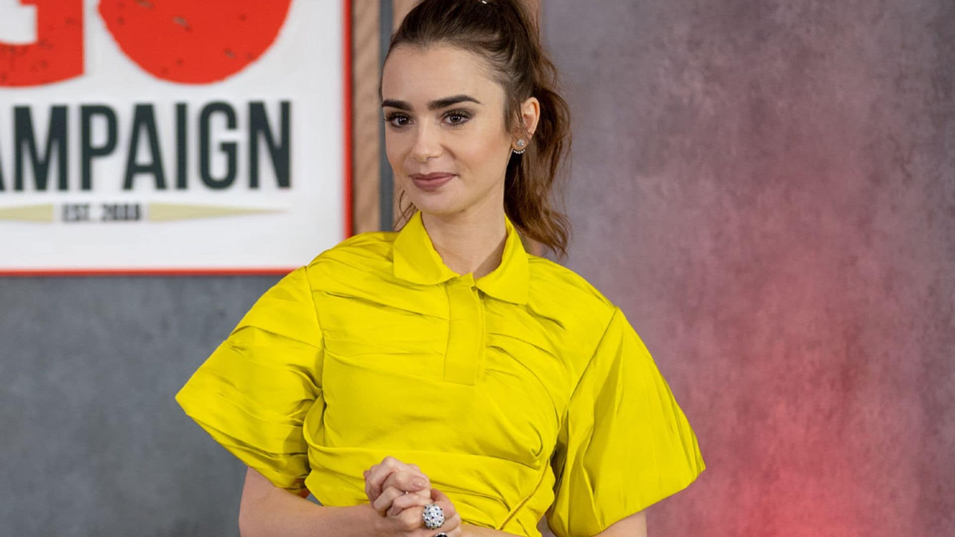 Hay una falda larga ideal para chicas de silueta recta y Lily Collins ya la tiene en su armario