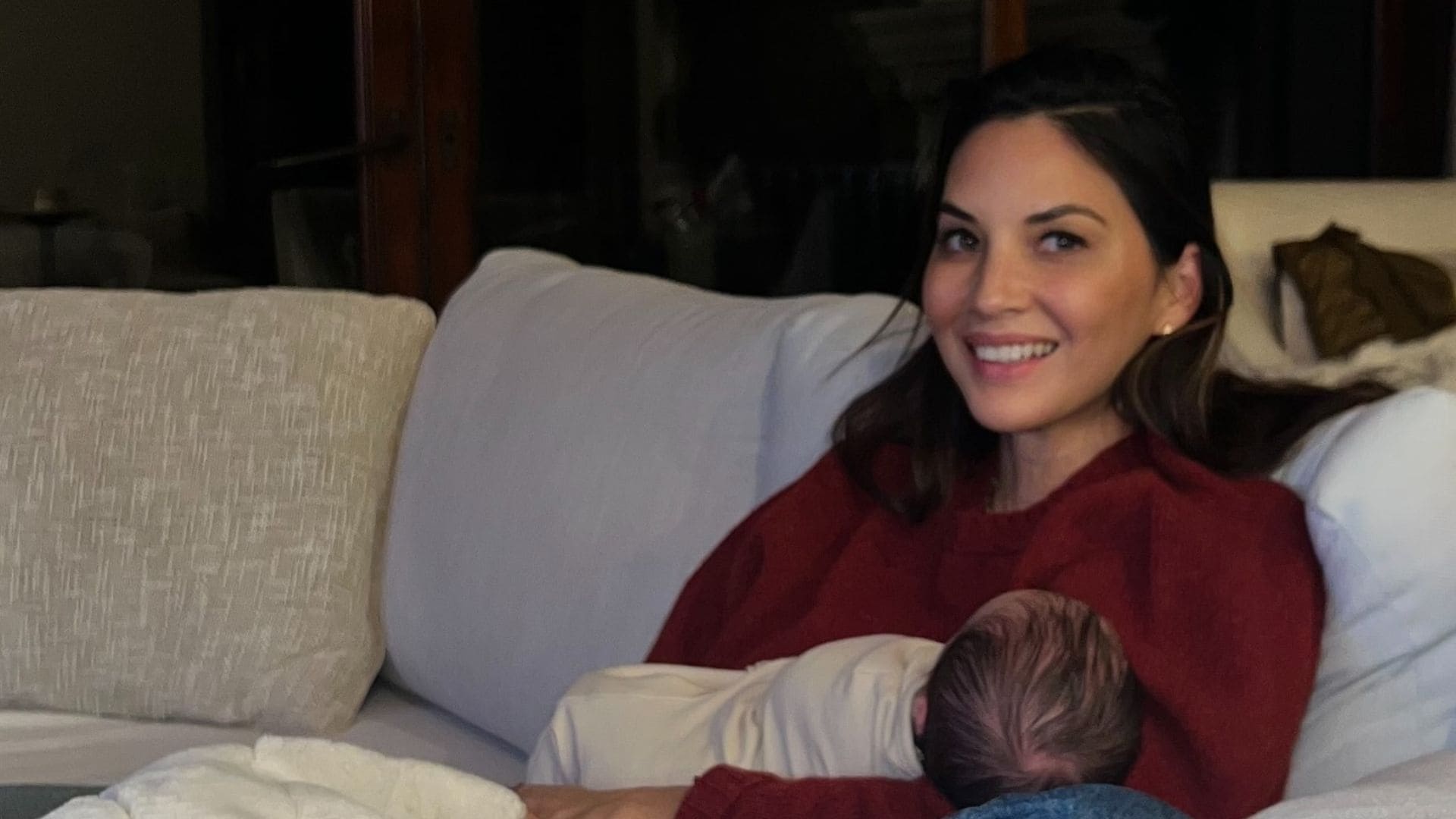 Olivia Munn comparte emocionada nuevas imágenes de su recién nacida tras haber sido madre por gestación subrogada