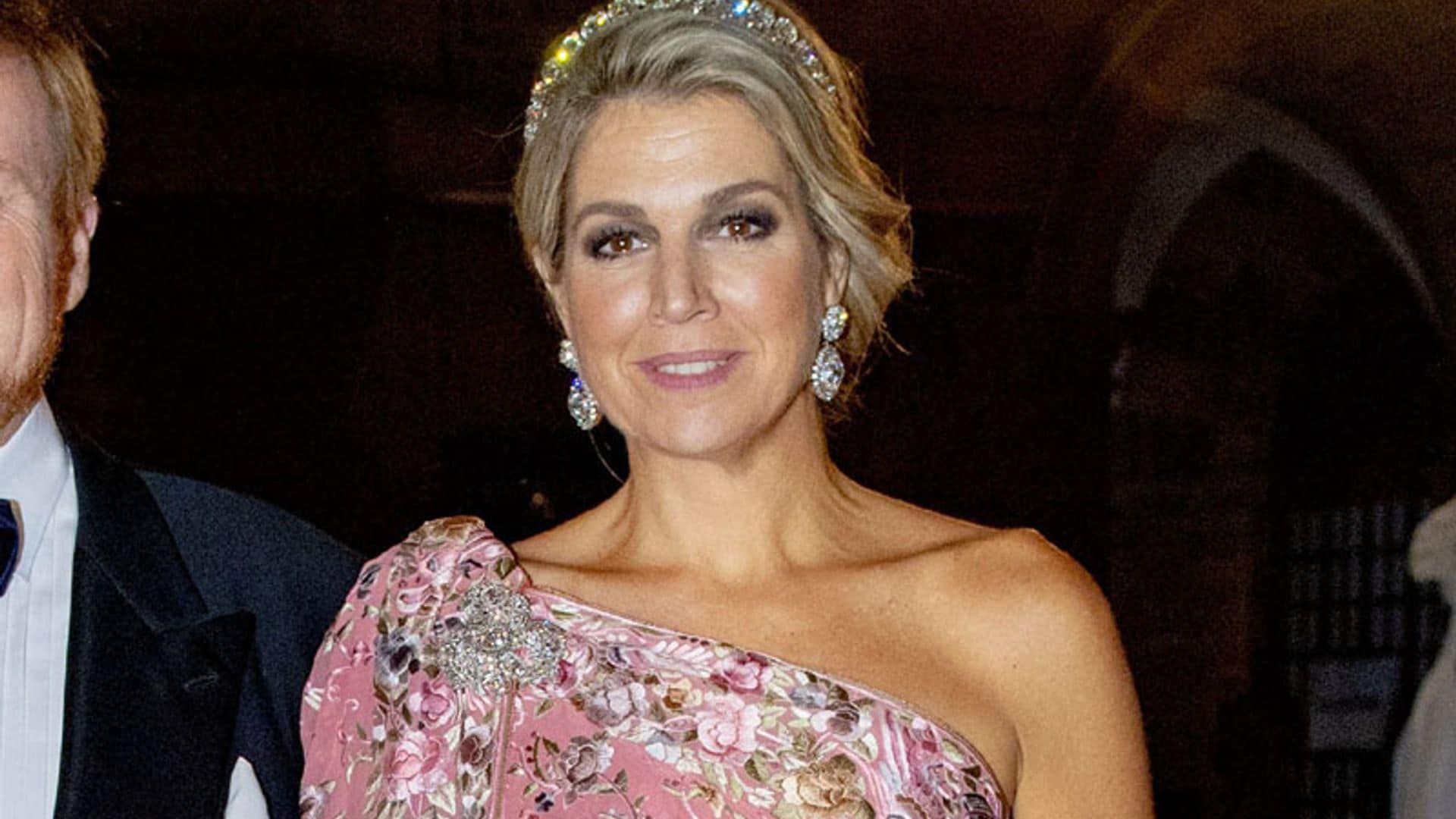 Un nuevo vestido-capa y tiara de diamantes: Máxima deslumbra con su look de gala en la India