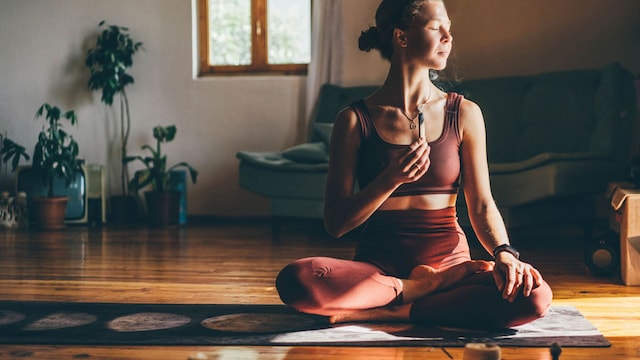 getty mujer yoga palo