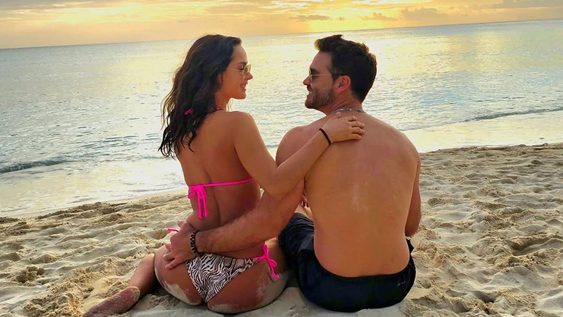 Carmen Villalobos despide frente al mar el 2024 al lado de Frederik Oldenburg