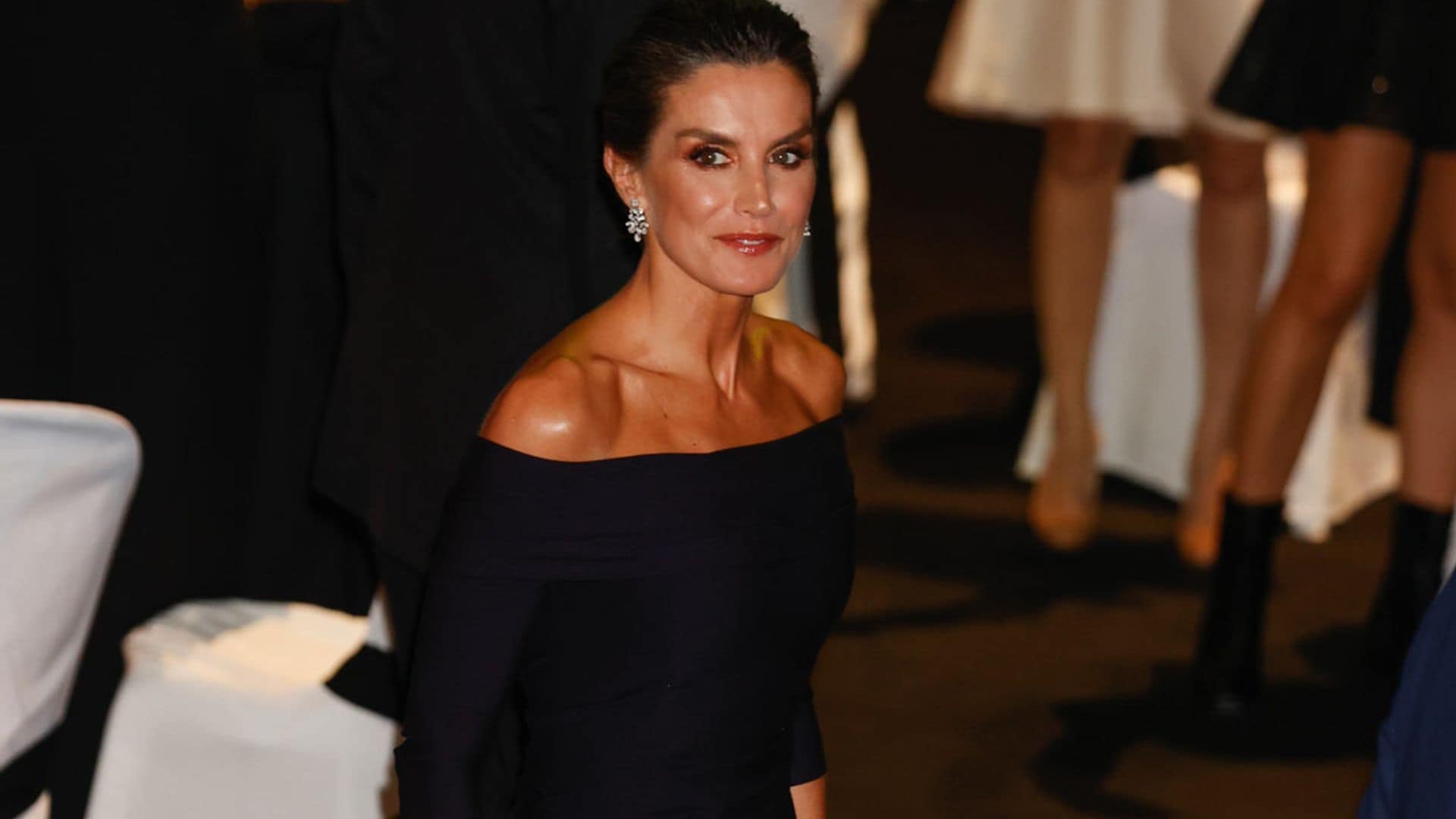 Doña Letizia deslumbra con su vestido con truco y pendientes de diamantes