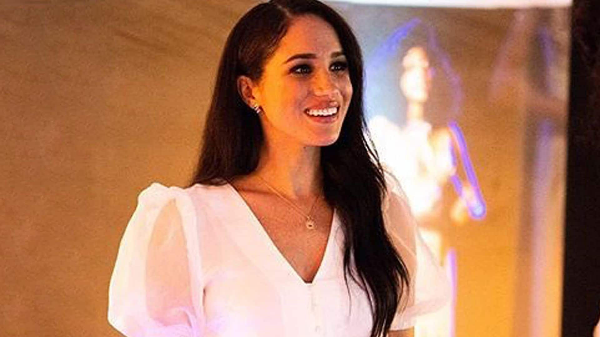 Vuelve la blusa 'puffy' de Meghan Markle... ¡por 28 euros!