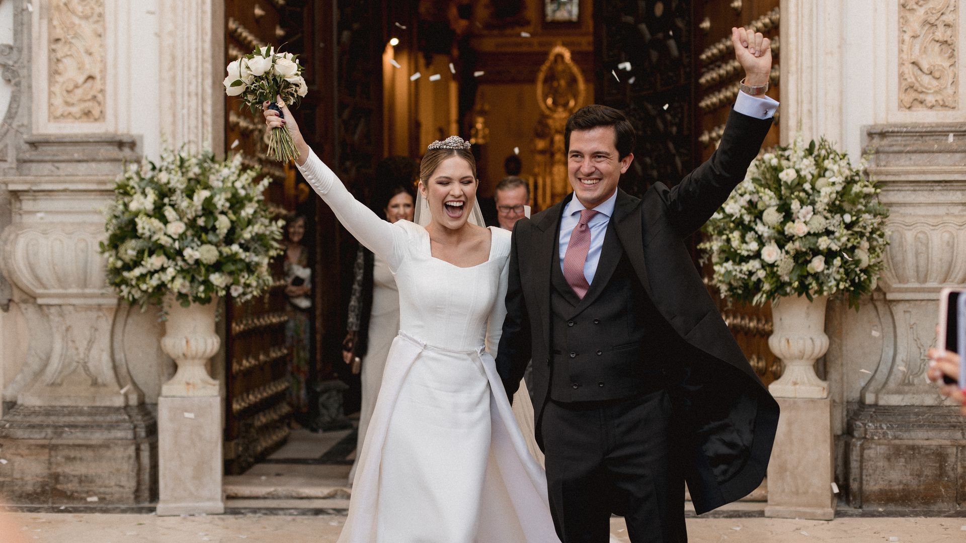 Lucía, la novia del vestido sencillo de Navascués que se casó en Sevilla con la tiara de su abuela