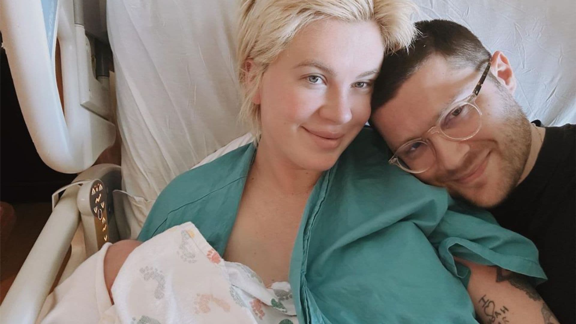 Ireland Baldwin presenta a su pequeña Holland, la primera nieta de Kim Basinger y Alec Baldwin