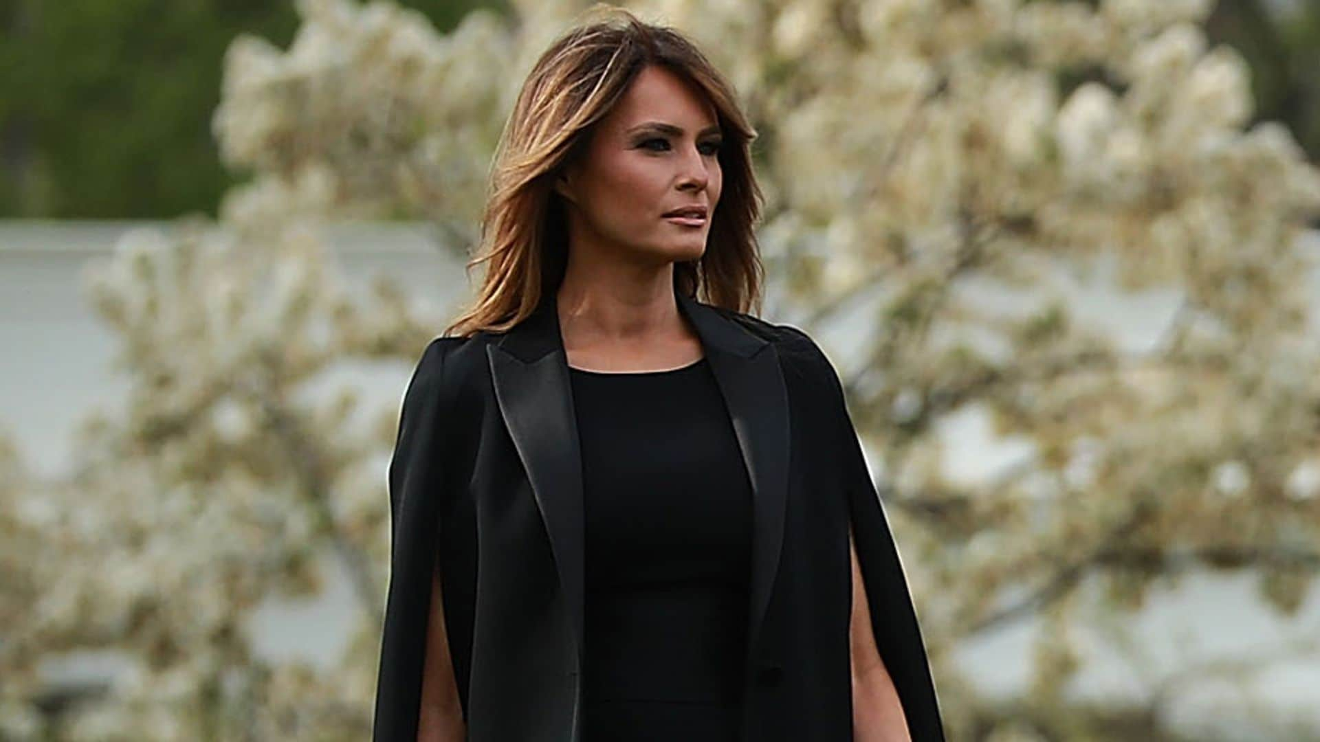 El vestido-capa, nueva conexión entre Melania Trump y la realeza