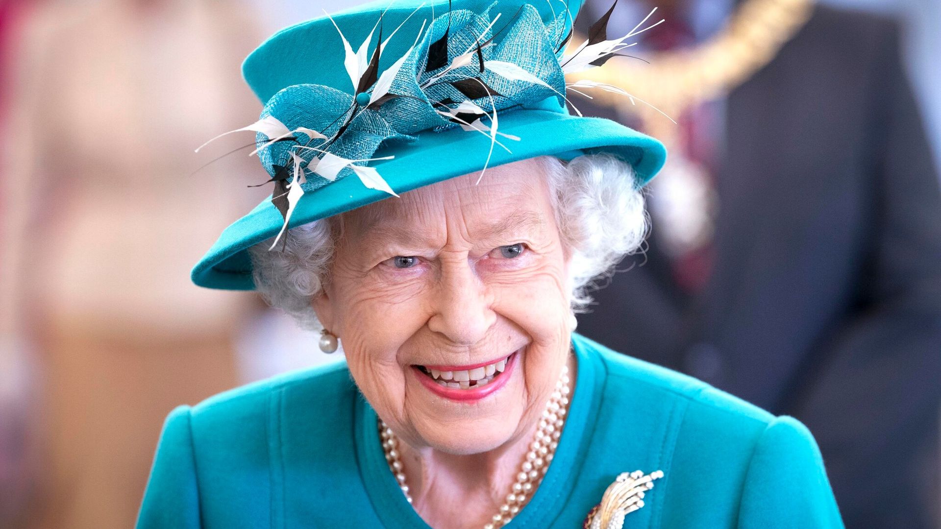 La reina Isabel sostiene su primer compromiso en persona tras superar el COVID-19