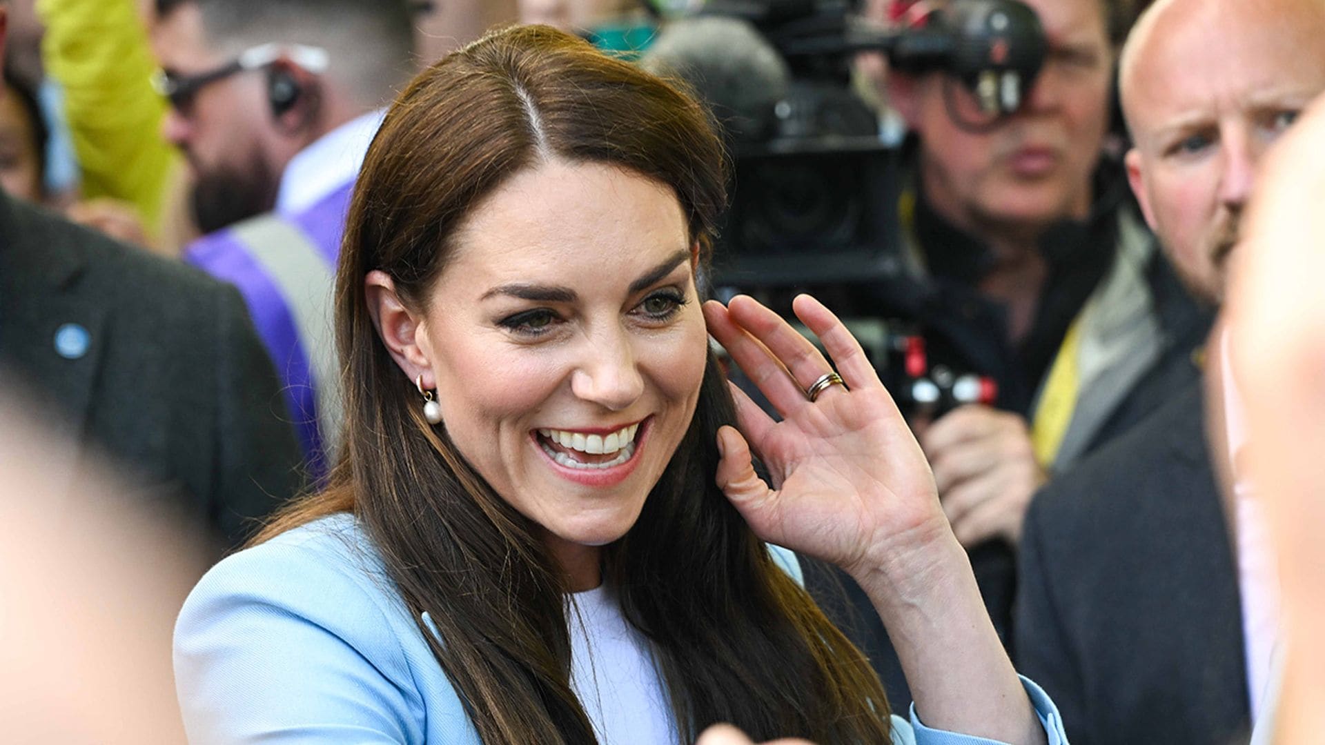 Kate Middleton triunfa con una preciosa chaqueta azul de lino y zapatillas sostenibles