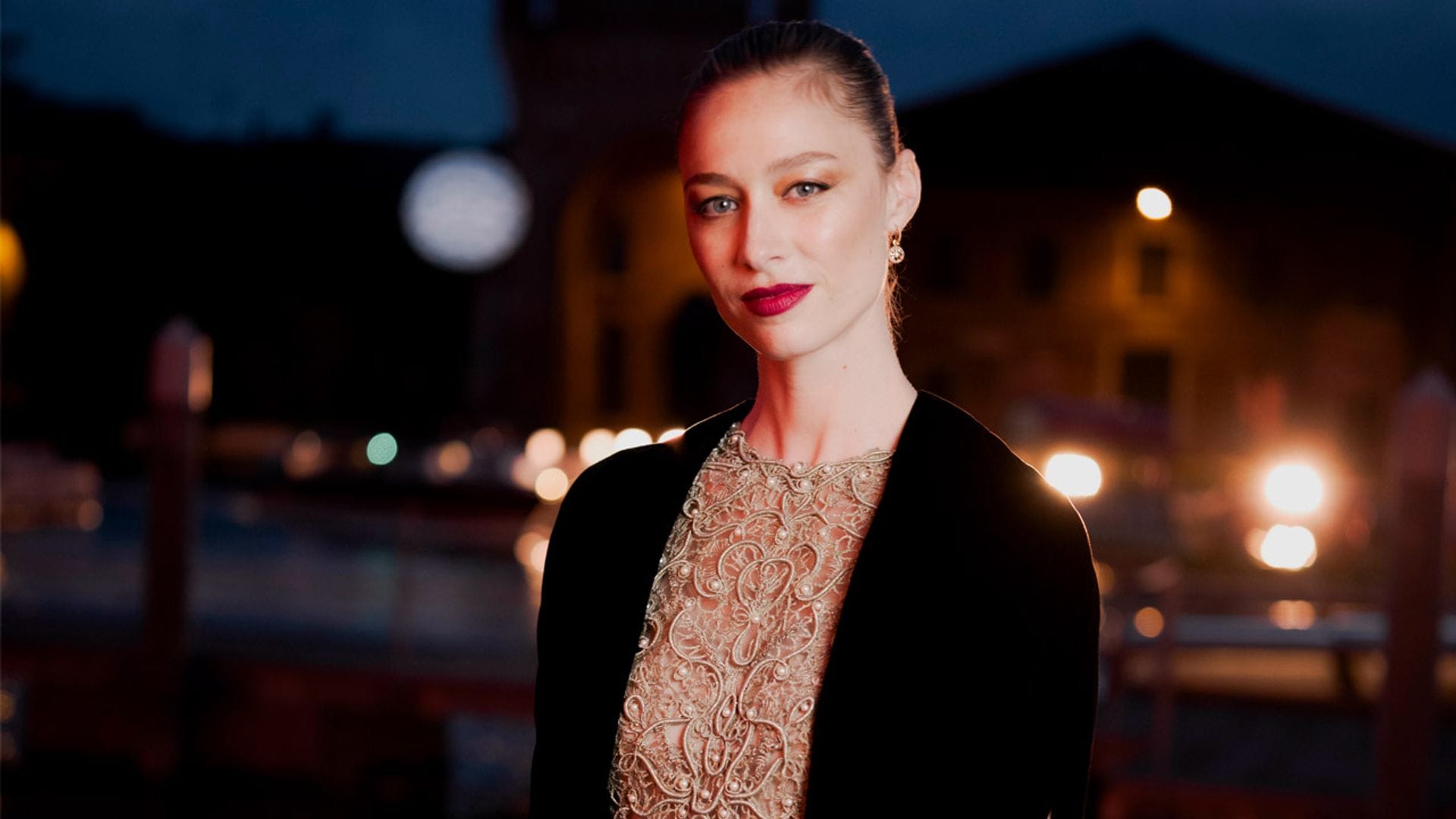 Beatrice Borromeo deslumbra en Venecia con un vestido dorado de Alta Costura