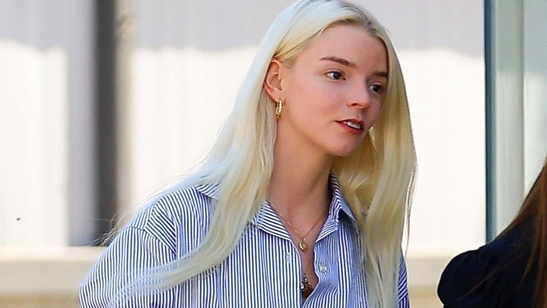 Anya Taylor-Joy combina camisa XL con mocasines para despedir el verano