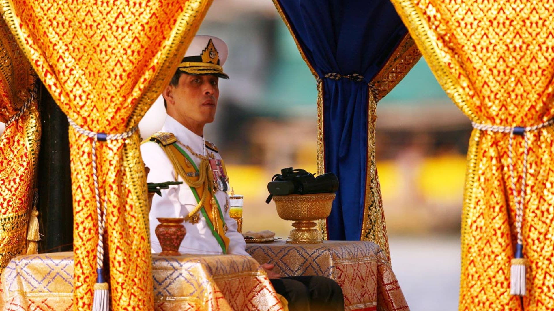 El rey de Tailandia se casa por sorpresa antes de su coronación y nombra a la reina Suthida