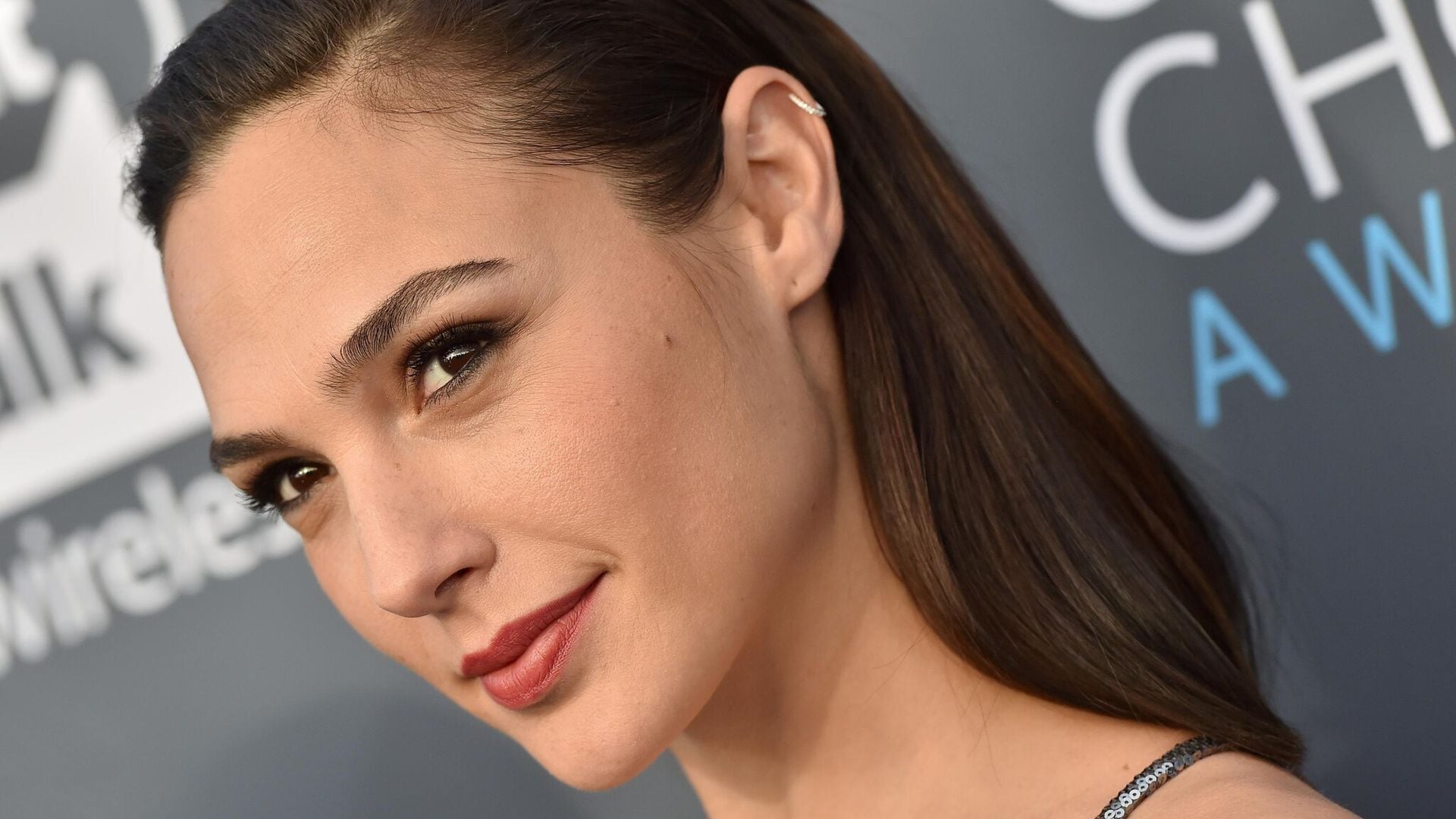 Los 6 cosméticos que Gal Gadot siempre lleva en su ‘makeup bag’