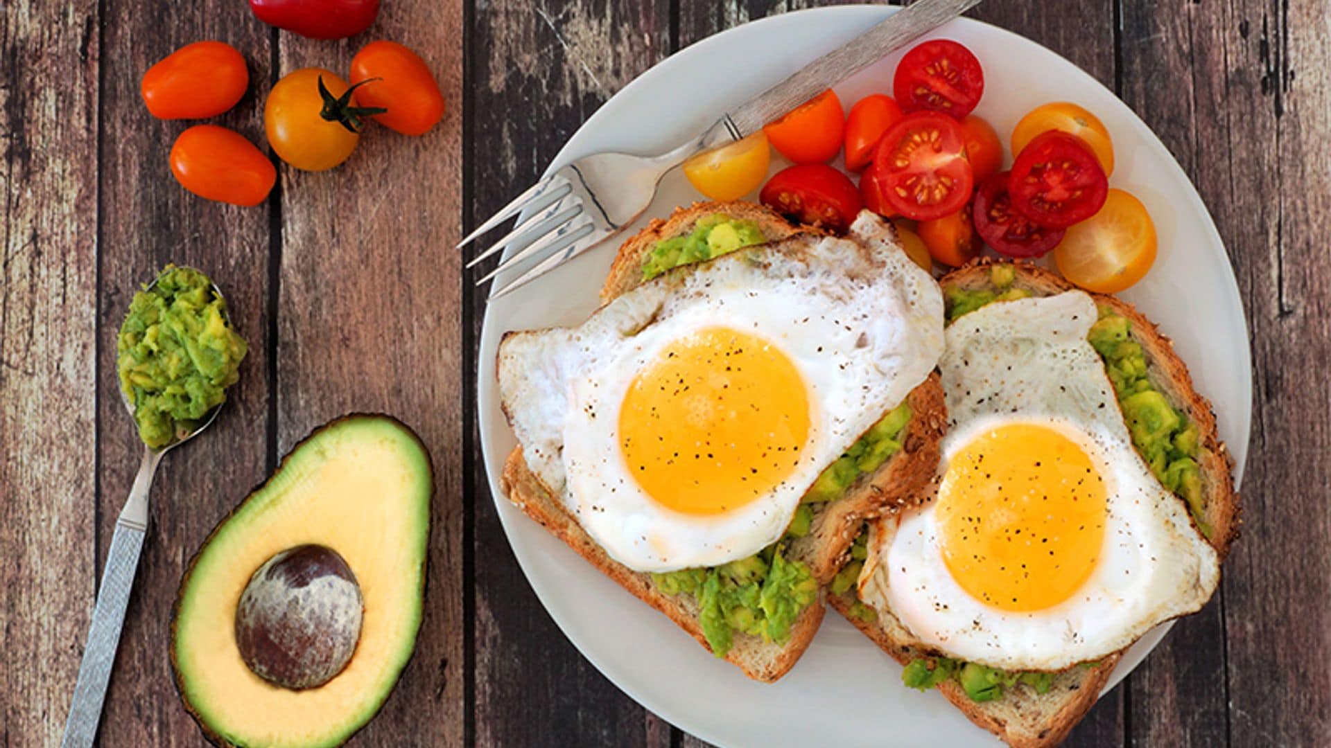 Tostadas con aguacate, huevo plancha y tomates cherry