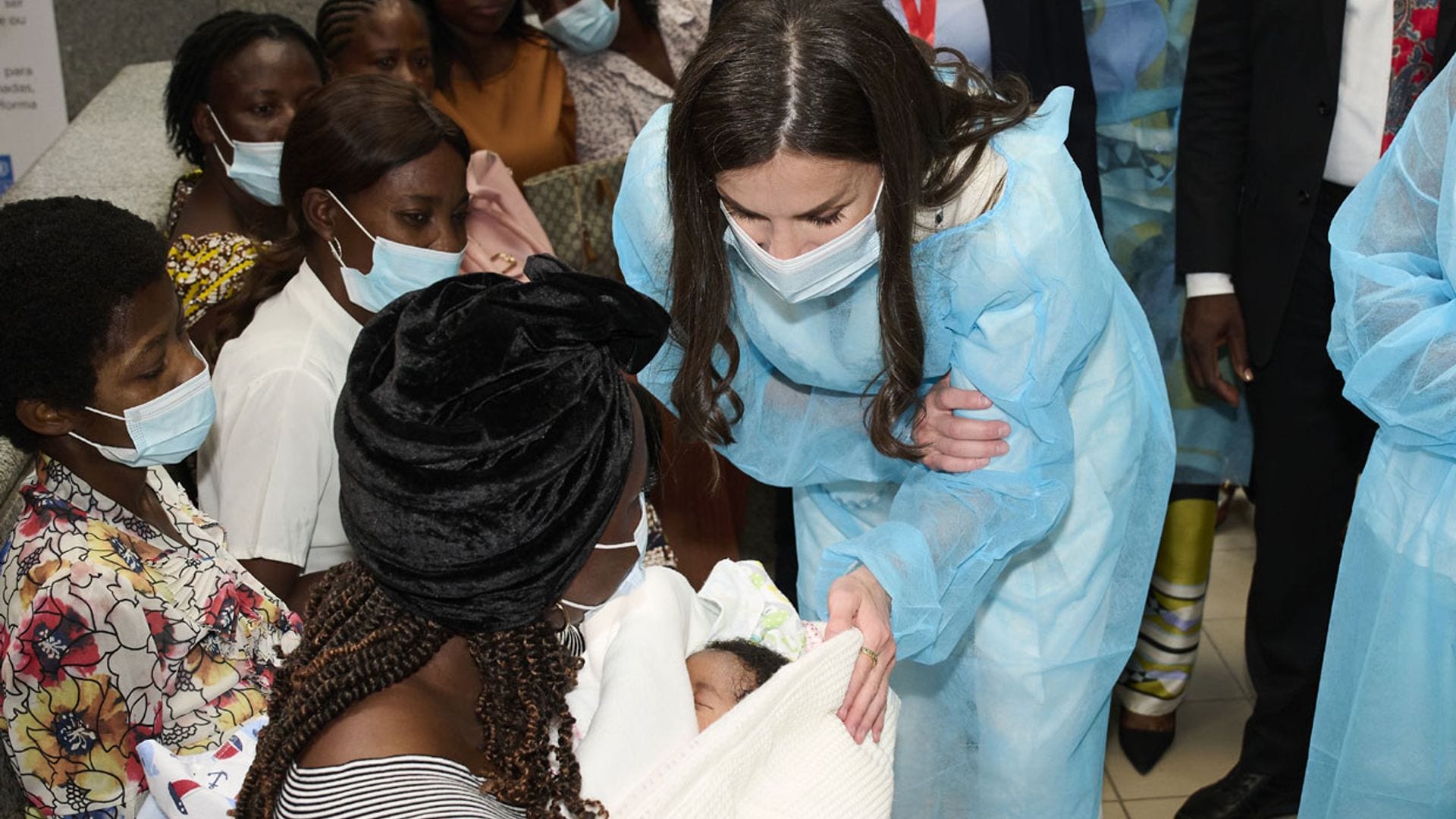 La reina Letizia, todo ternura en su visita a una maternidad de Angola