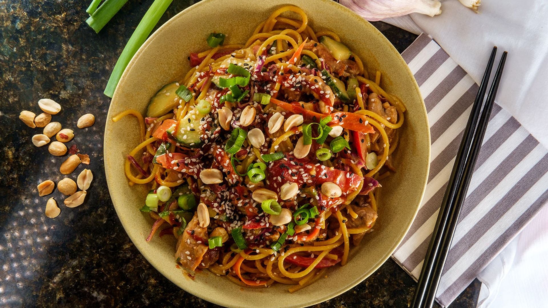 'Noodles' con verduras, pollo, cacahuetes y salsa 'sriracha'