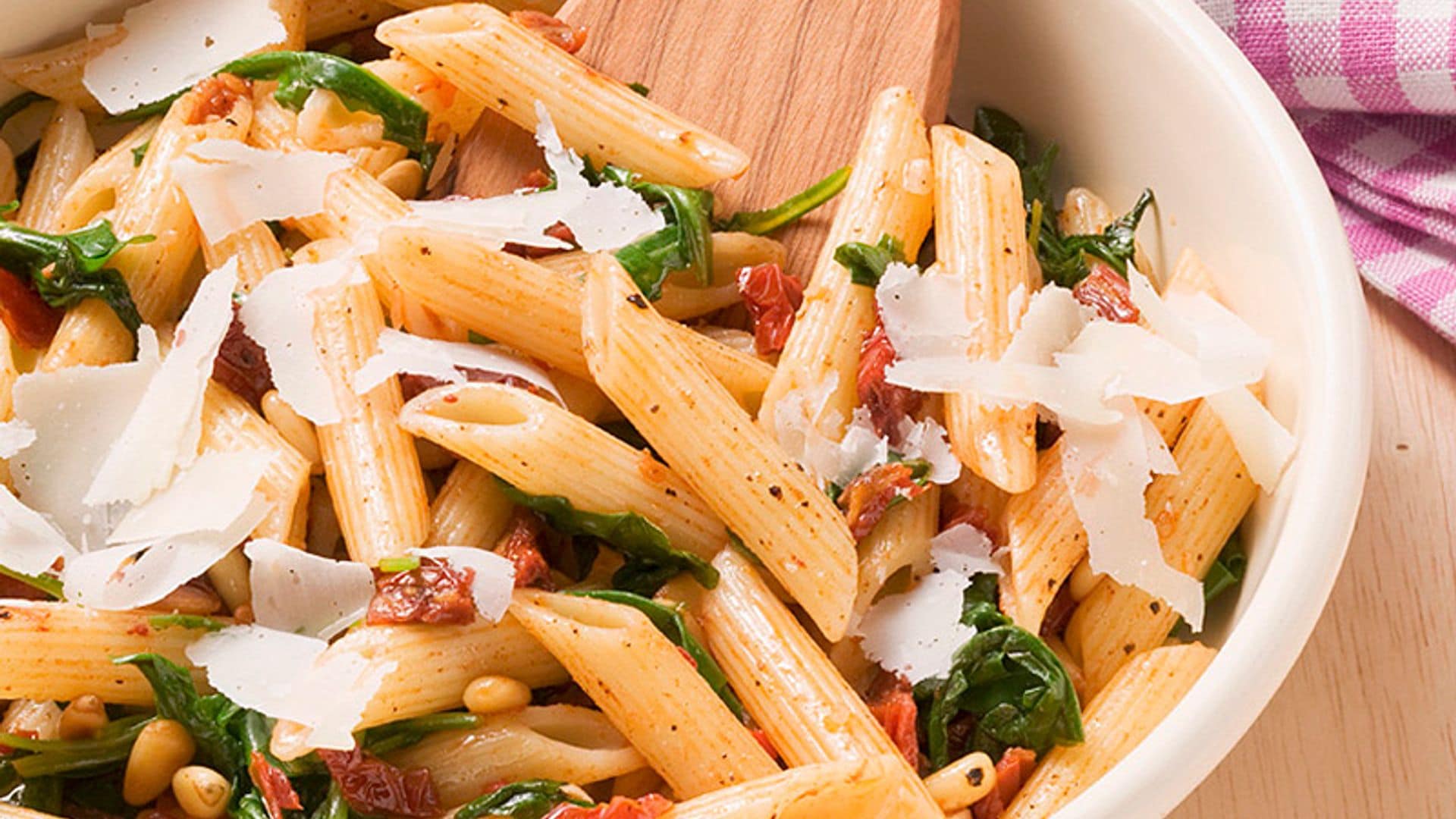 Pasta integral con tomates secos y piñones