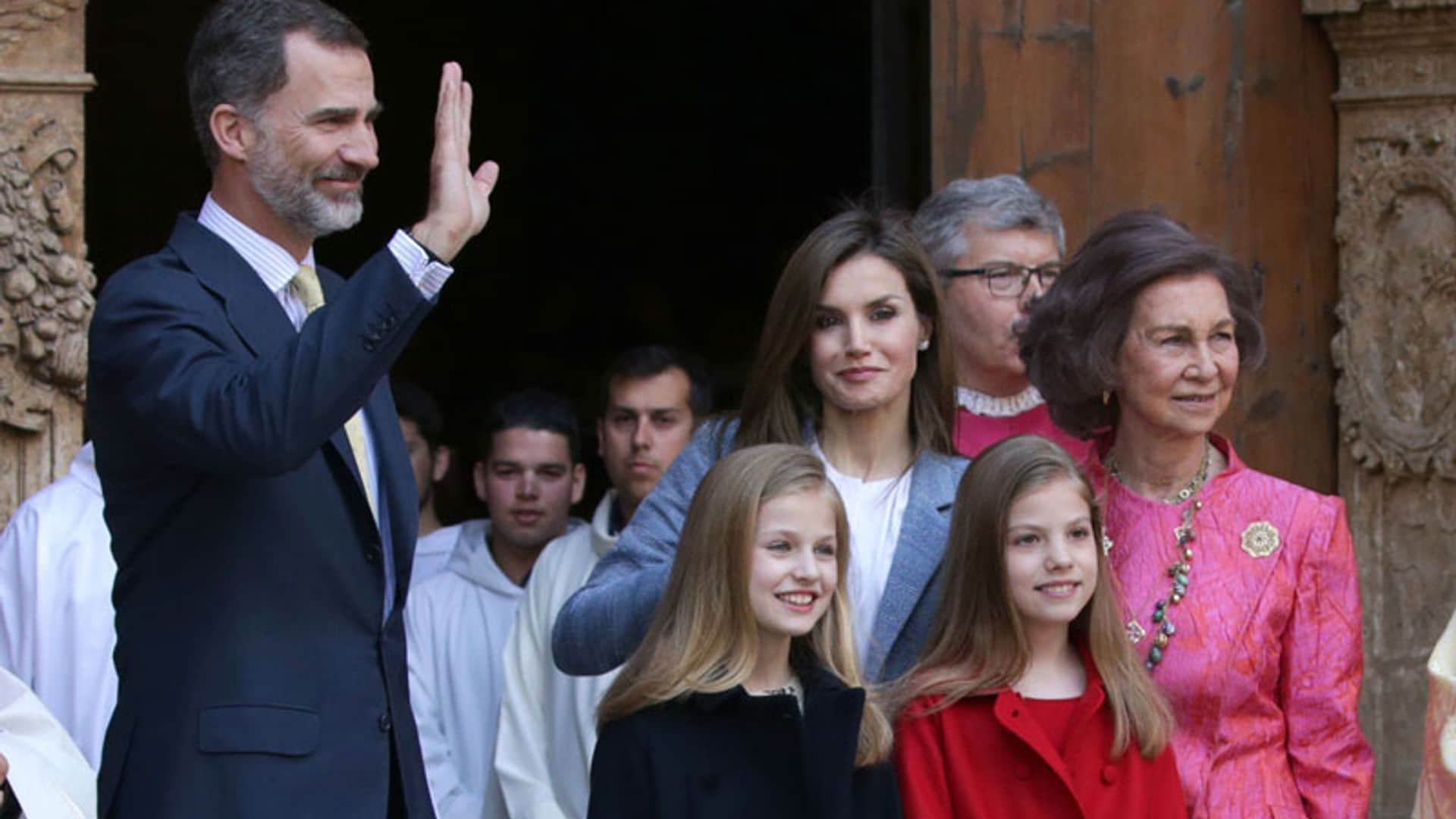 Los Reyes, sus hijas y doña Sofía asisten a la misa de Pascua en Palma