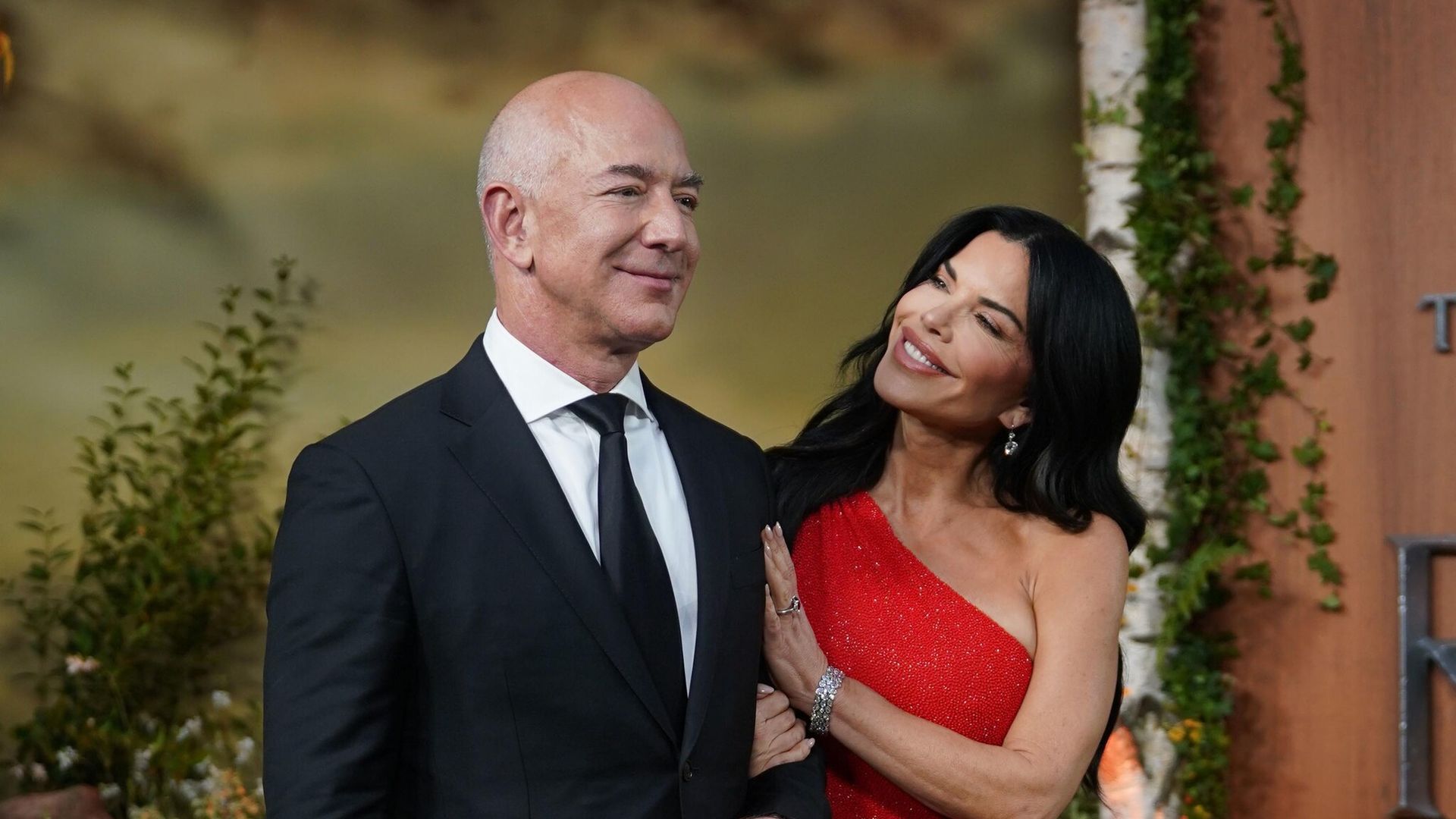 El supuesto anillo de compromiso de Lauren Sanchez y Jeff Bezos, valuado en $3.5 millones