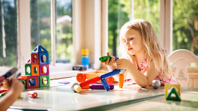 Niña juega con juegos de construcción