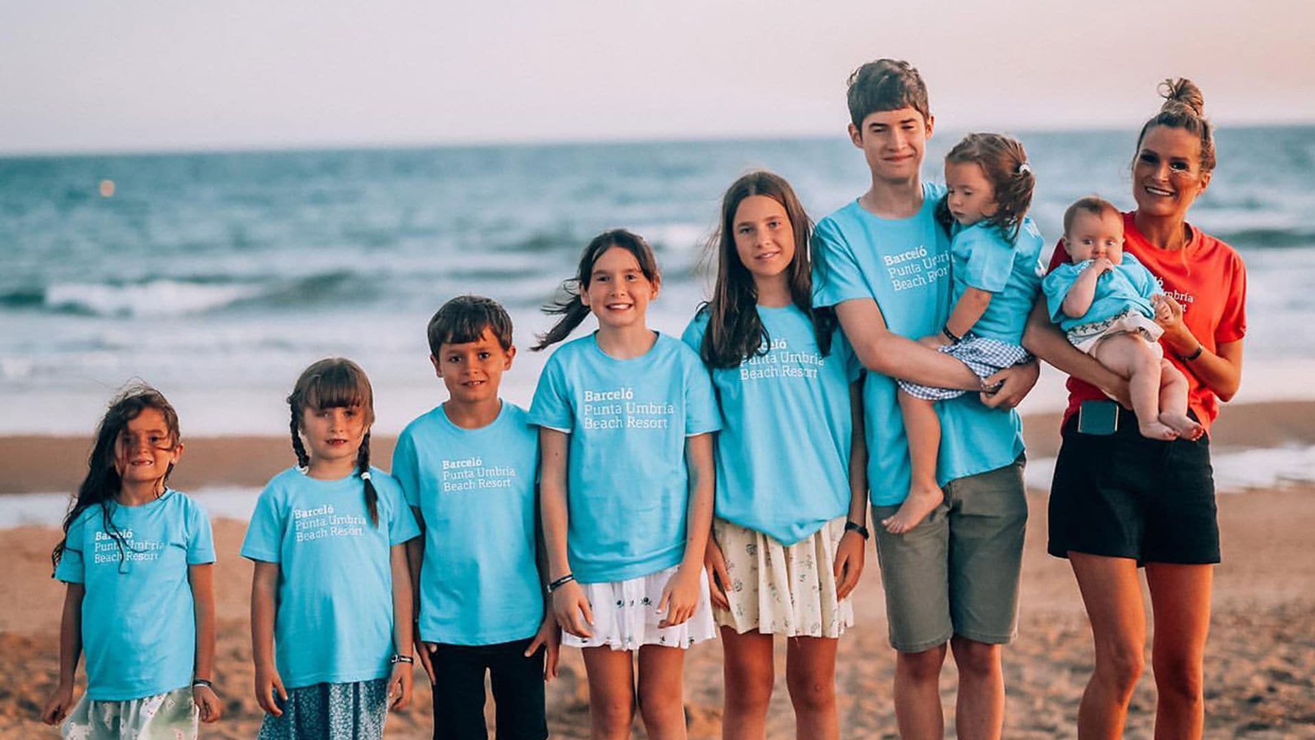 ¡Pletórica en la playa junto a sus 8 hijos! Así celebra Verdeliss el 15º aniversario de boda con su marido