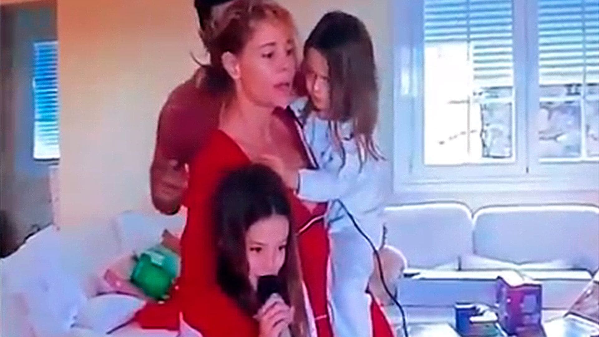 Vacaciones familiares, karaoke con su madre, Belén Rueda... Belén Écija rescata los vídeos de su infancia