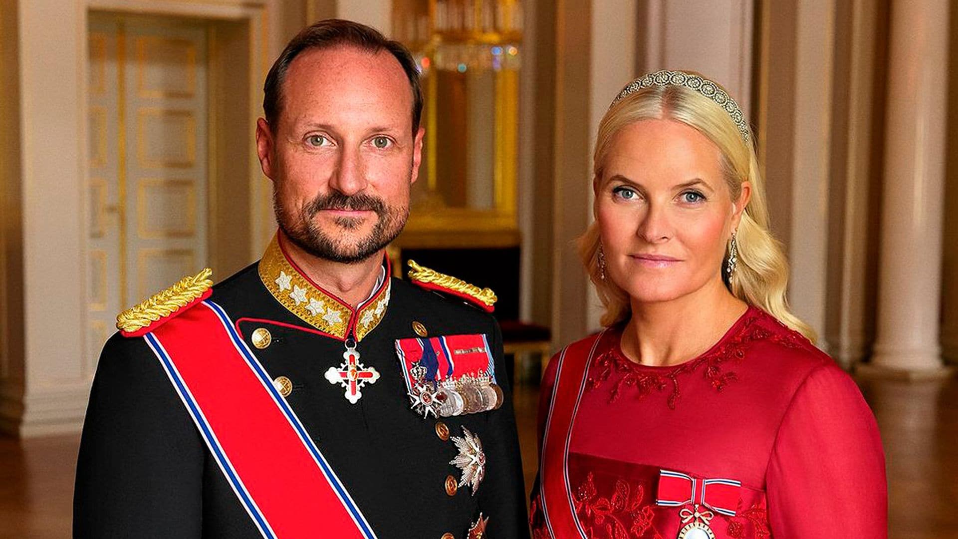 Los nuevos retratos oficiales de Haakon y Mette-Marit de Noruega en un tiempo de cambios