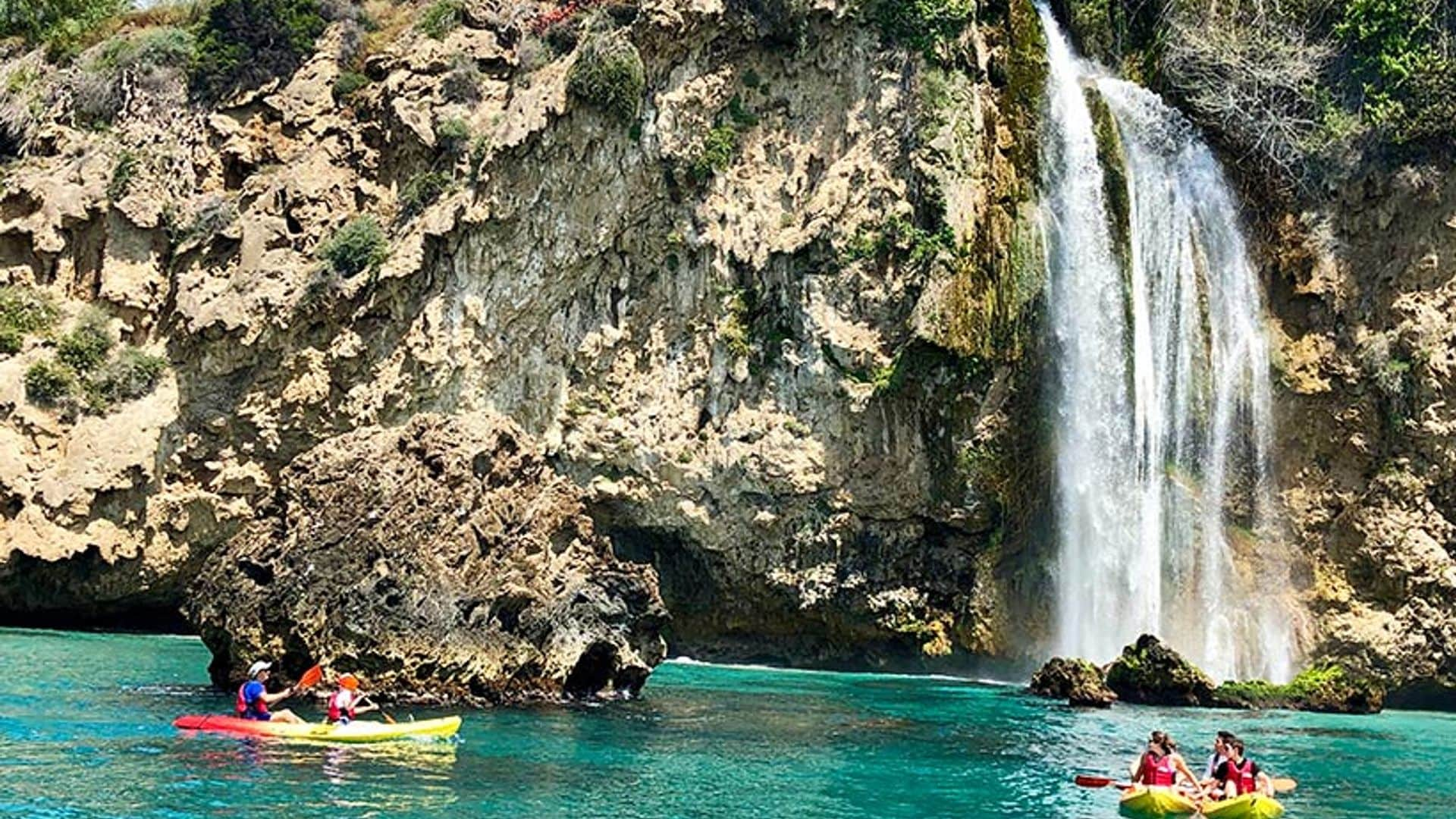 En kayak por calas de ensueño junto a Nerja