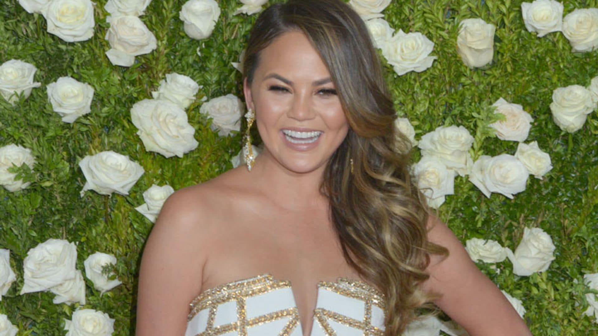 Cambio de 'look': Chrissy Teigen nos demuestra que el rubio es el color del verano